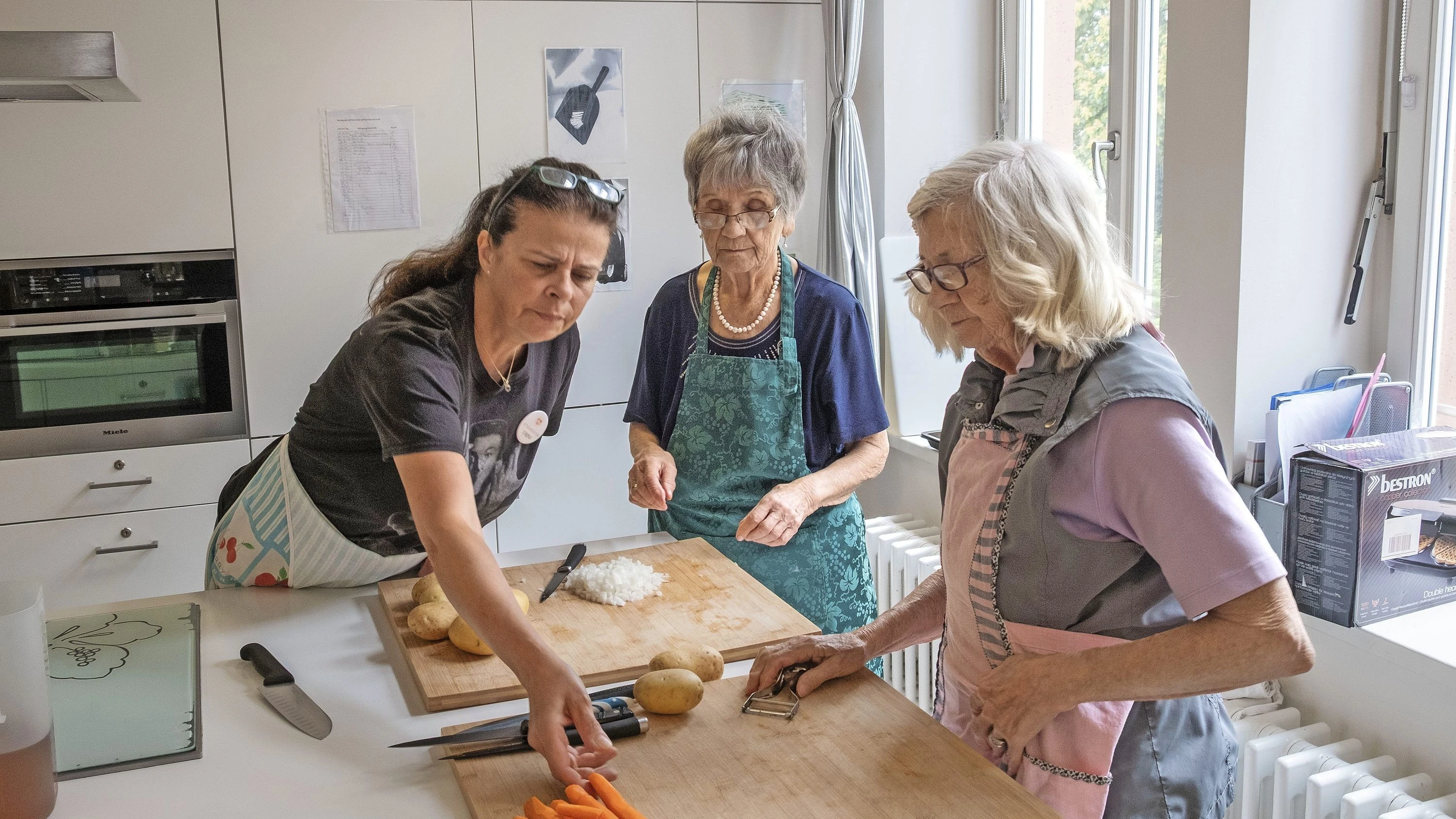 Hans und Ilse Breuer-Stiftung: Schnippeln und Schälen wider das große Vergessen