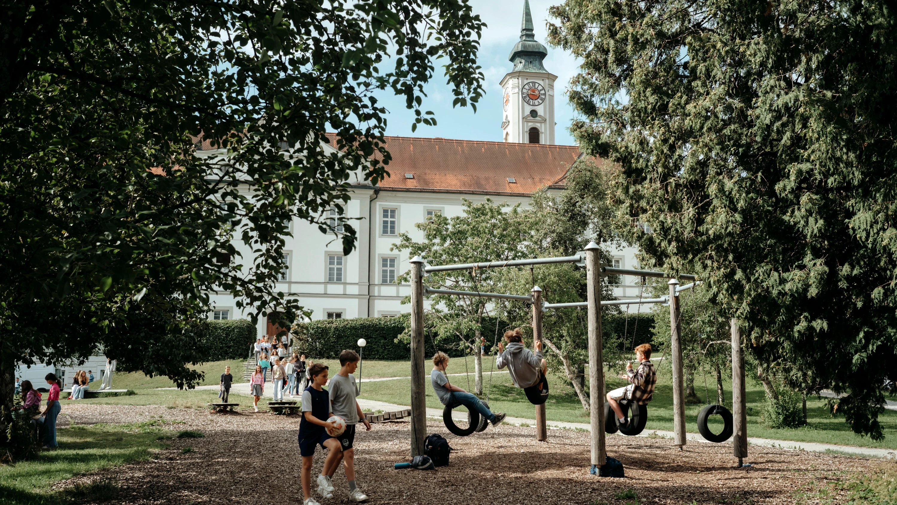 Pausensituation im Klostergarten. - Maria Irl
