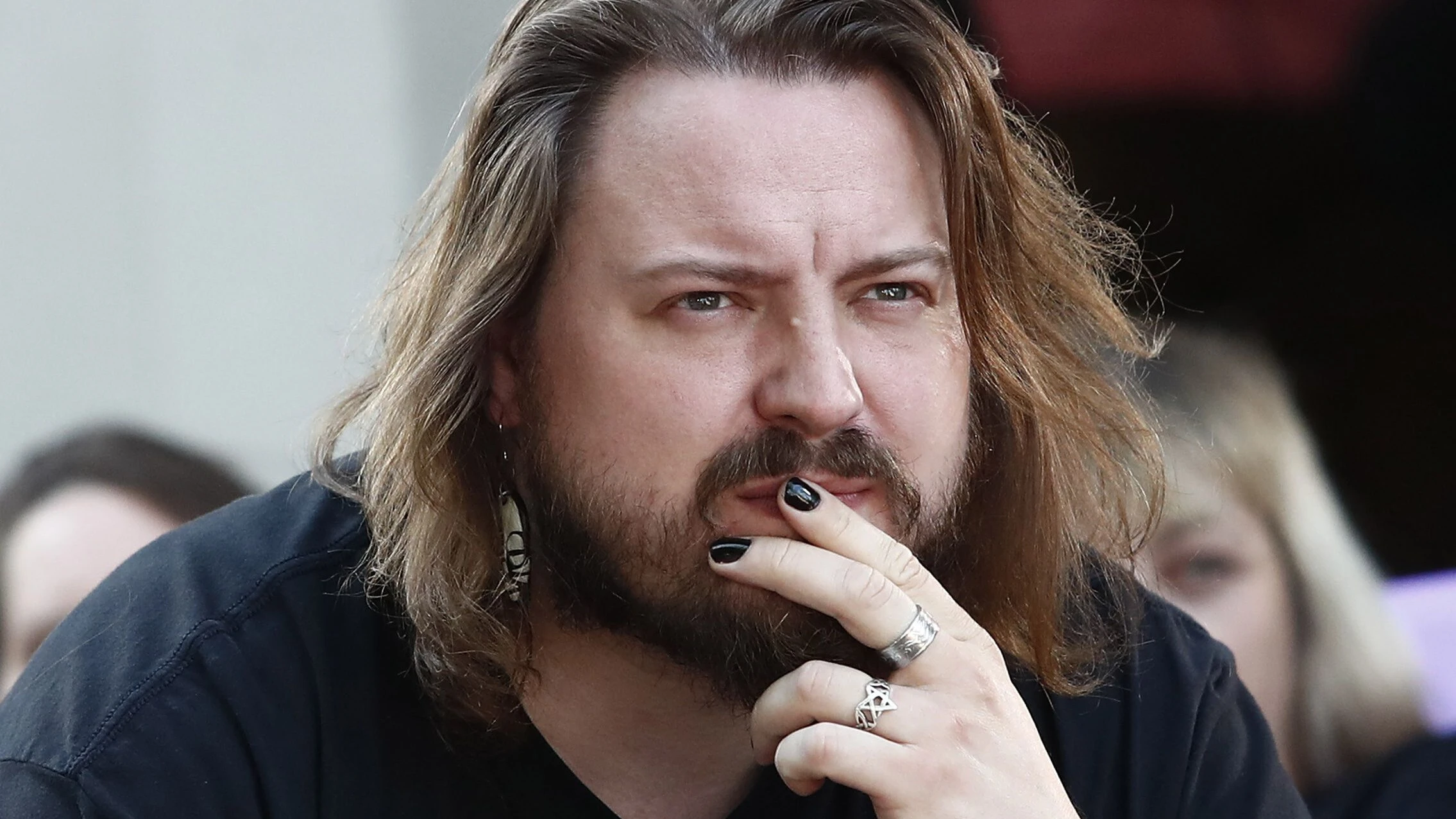 Martin Piekars Debütroman: Ich lese dein Buch, und ich höre deine Mutter Martin Piekars Debütroman: Ich lese dein Buch, und ich höre deine Mutter