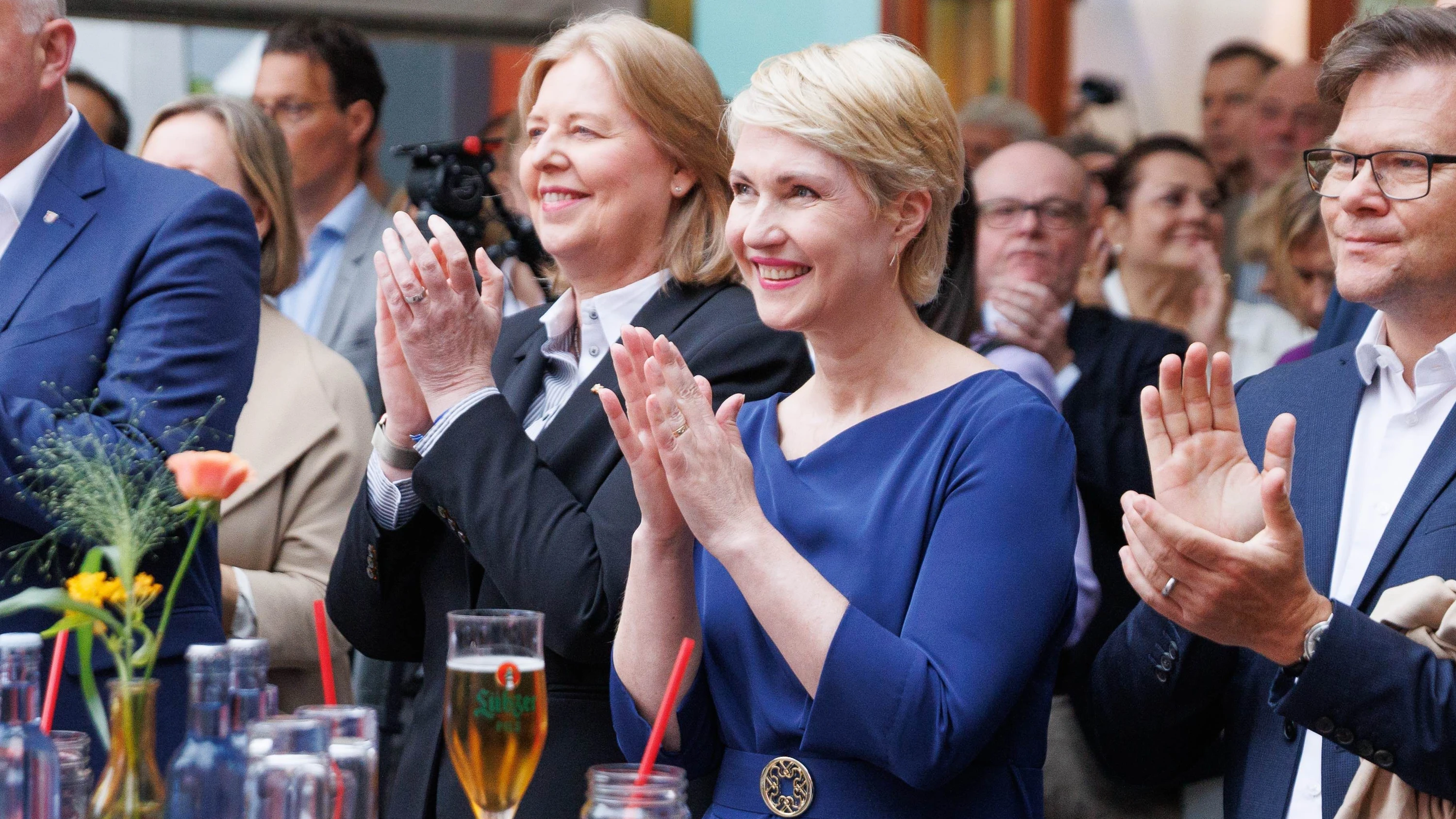 Arbeitsministerin Bärbel Bas (l.) und Ministerpräsidentin Manuela Schwesig (beide SPD) - dpa