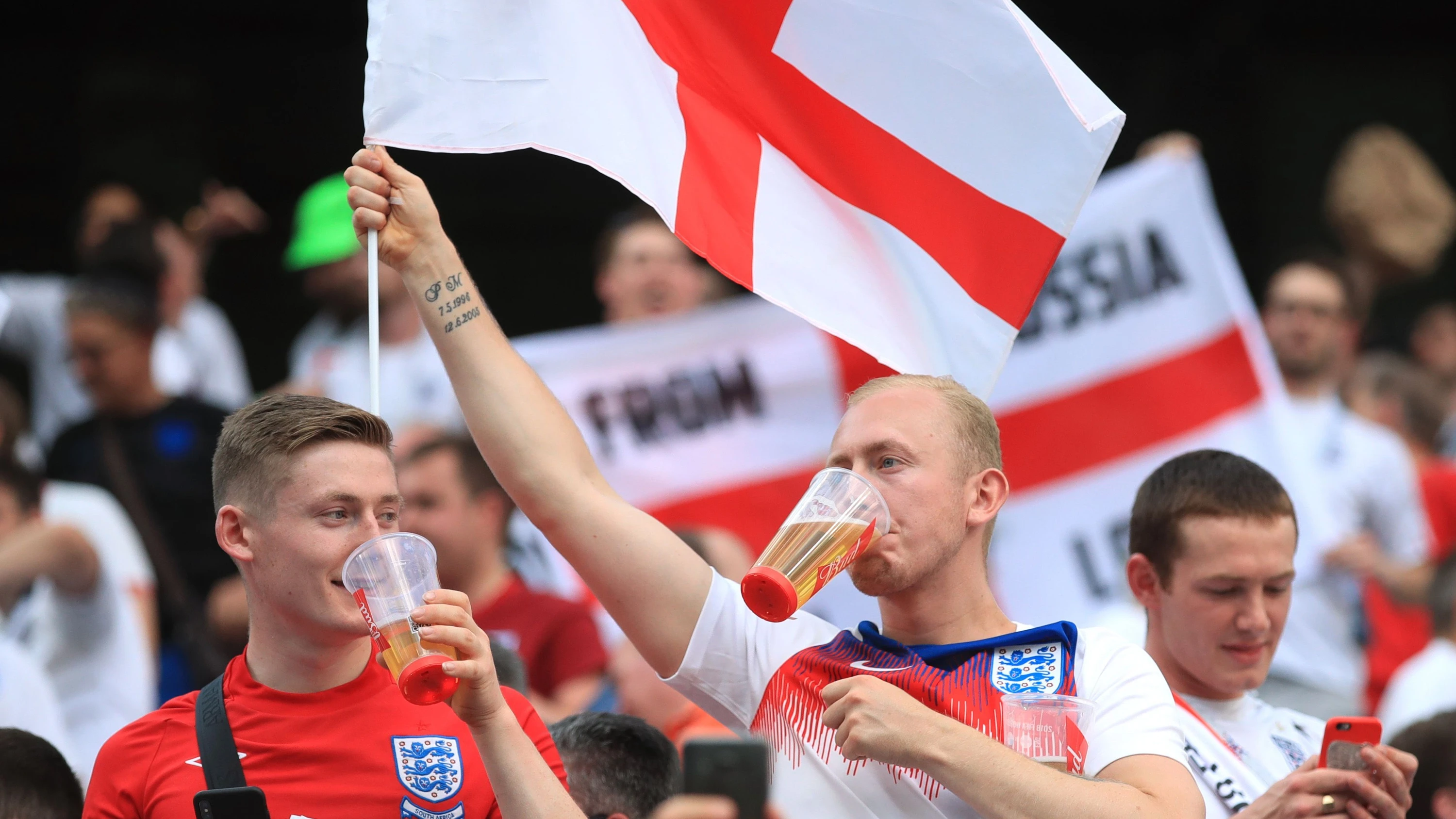 Premier LEague: Britischer Premier will Alkohol-Verbot kippen