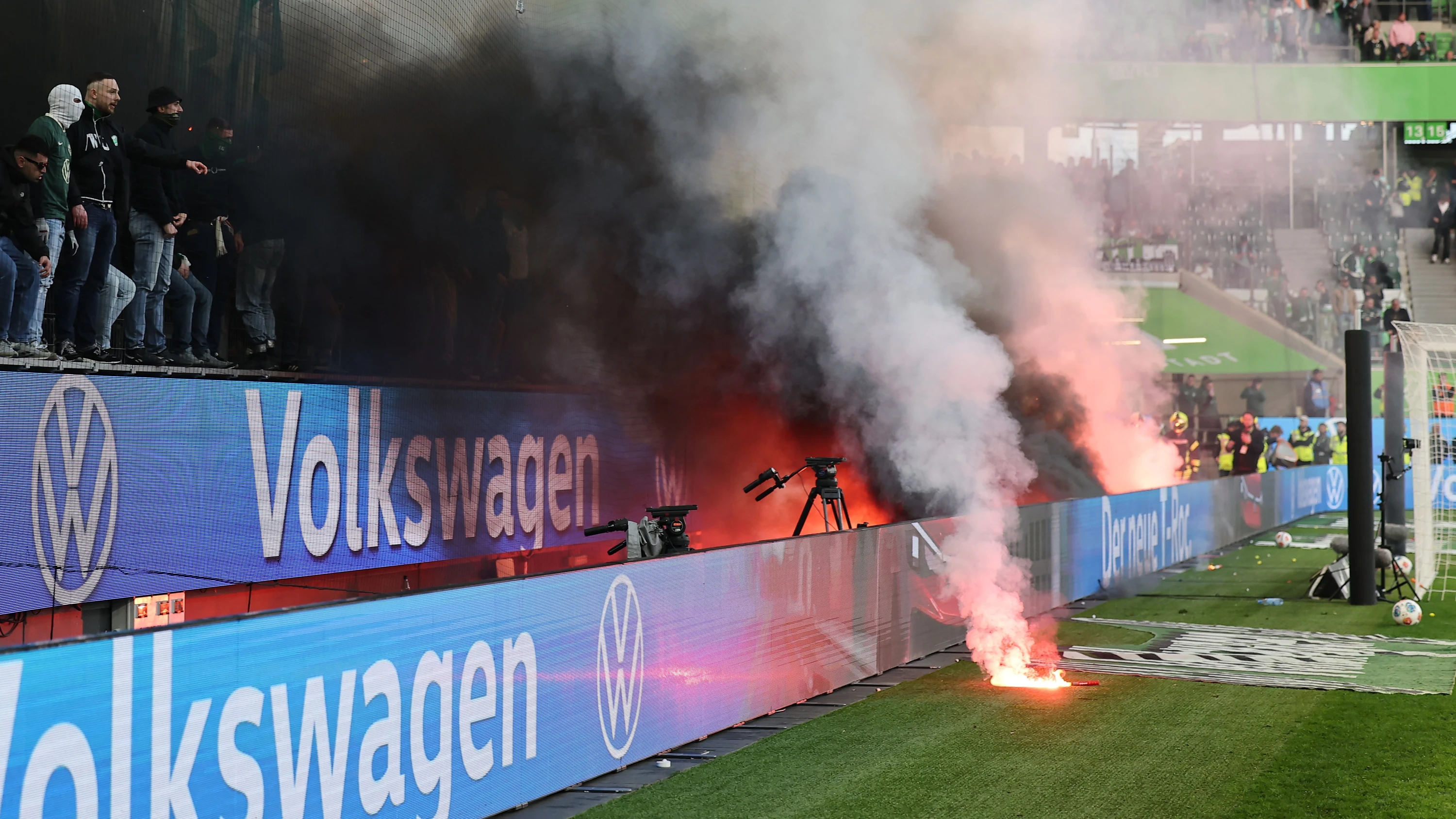 Trainer Bauer vor dem Aus: Schwarzer Rauch und Tumulte überschatten Wolfsburger Pleite gegen HSV