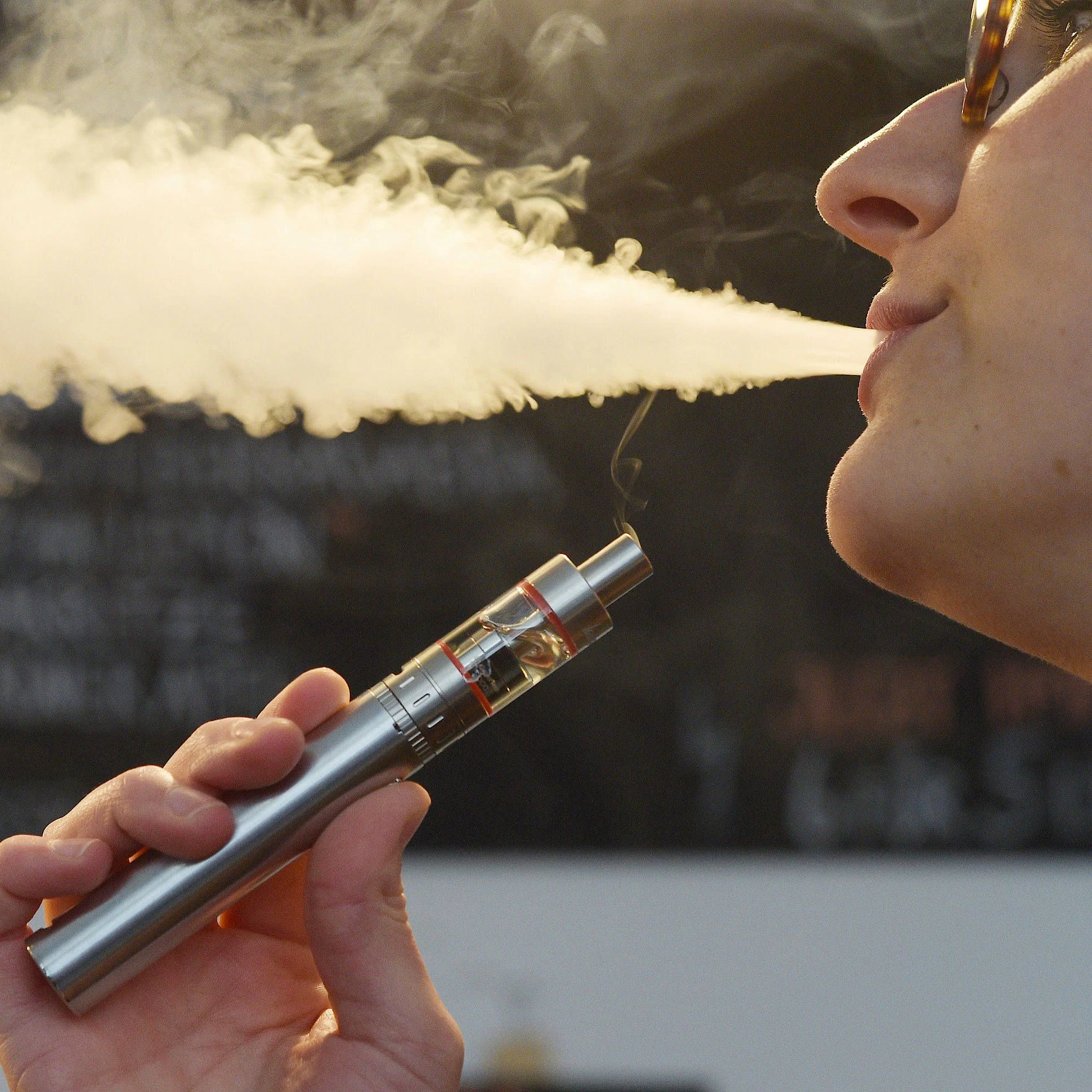 elfbar elfa master akku E-Zigarette mit Display: Wie das Vapen zum Handyverstoß am Steuer wird main image 0