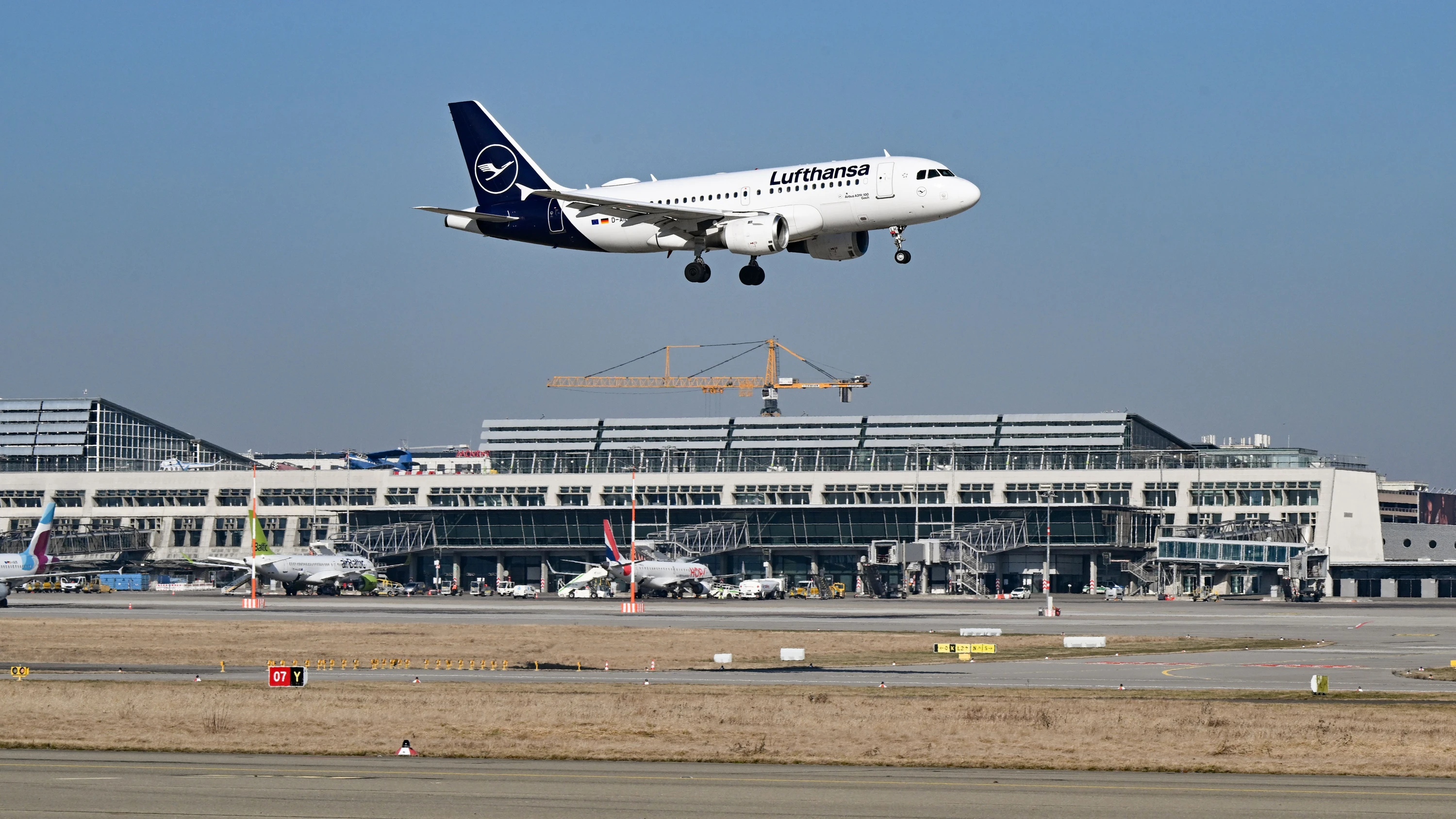 Trotz höherer Ticketpreise: Lufthansa-Gewinn bricht wegen teuren Kerosins ein