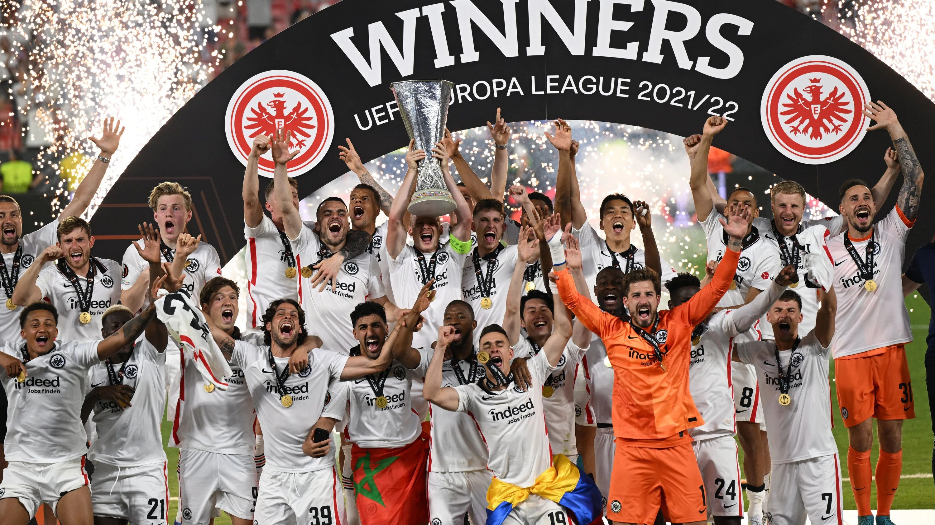 Spiel auf dem Transfermarkt: Warum die Eintracht trotz Krise finanziell stabil bleibt