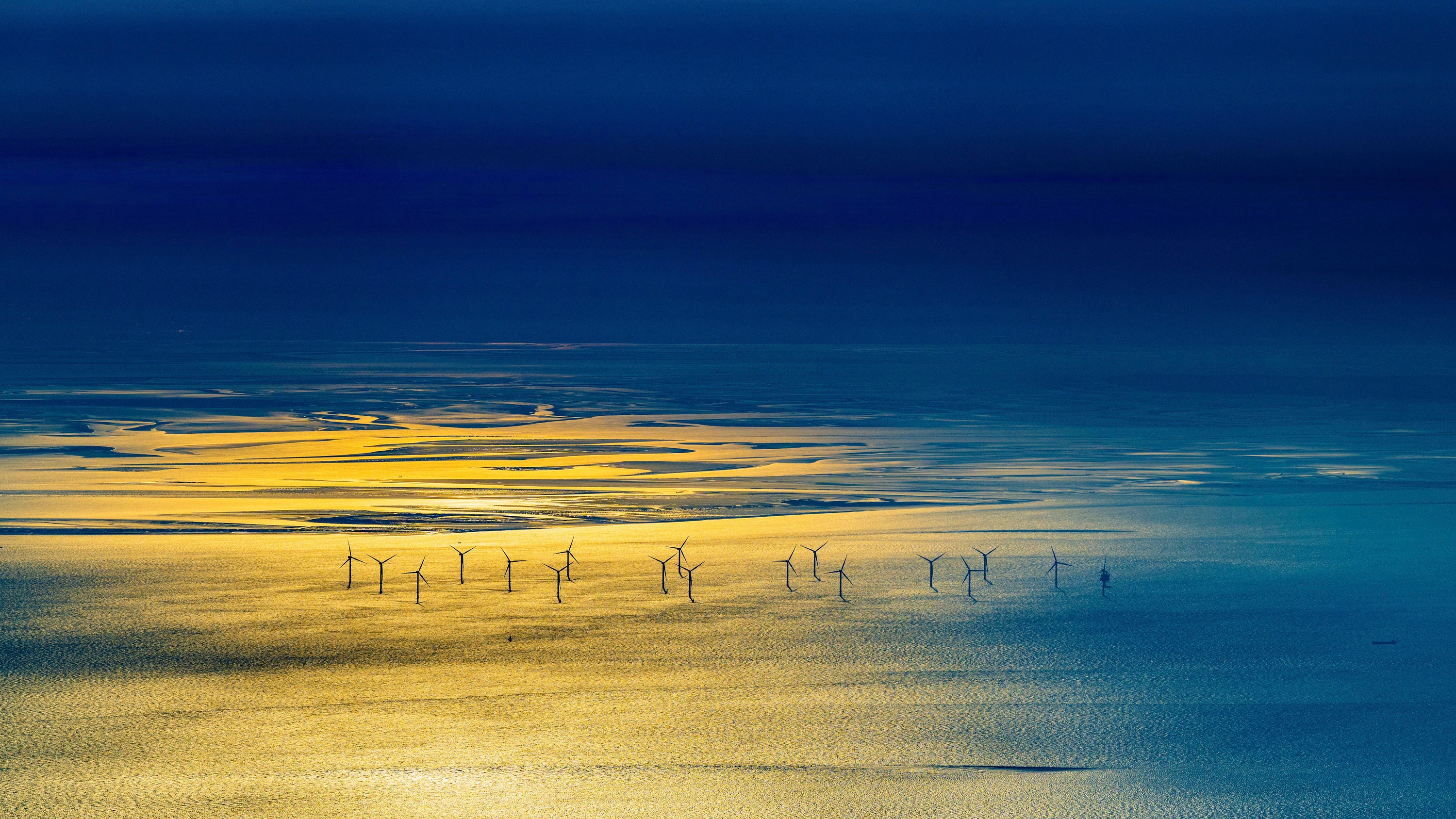 Sonnenaufgang über Nordergründe – auch das ist einer der Windparks in küstennahen Gewässern vor Niedersachsen. - Picture Alliance