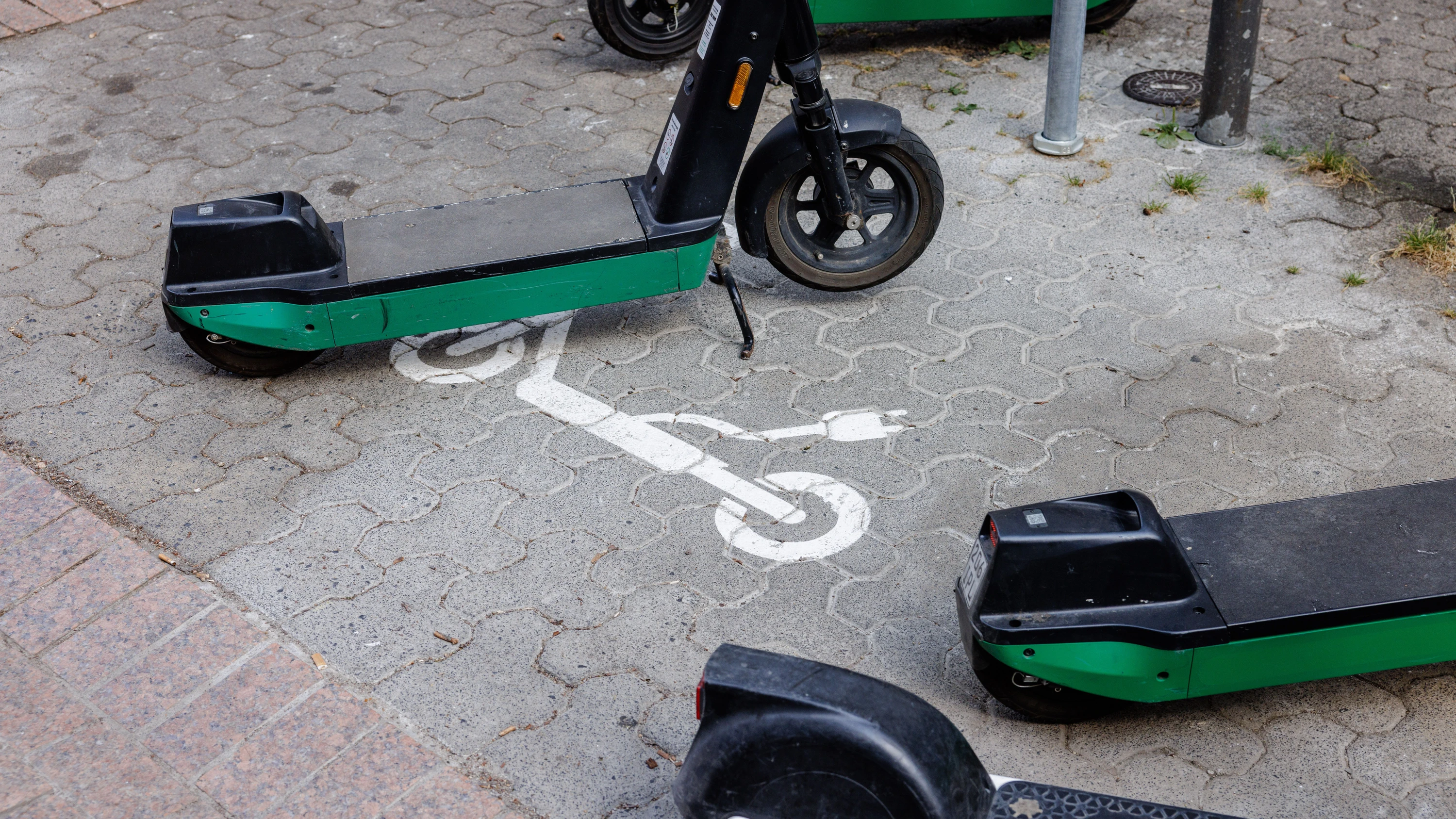 Rhein-Main-Liveblog: Hofheim: E-Scooter-Wurf aus Hochhaus – Fußgänger knapp verfehlt