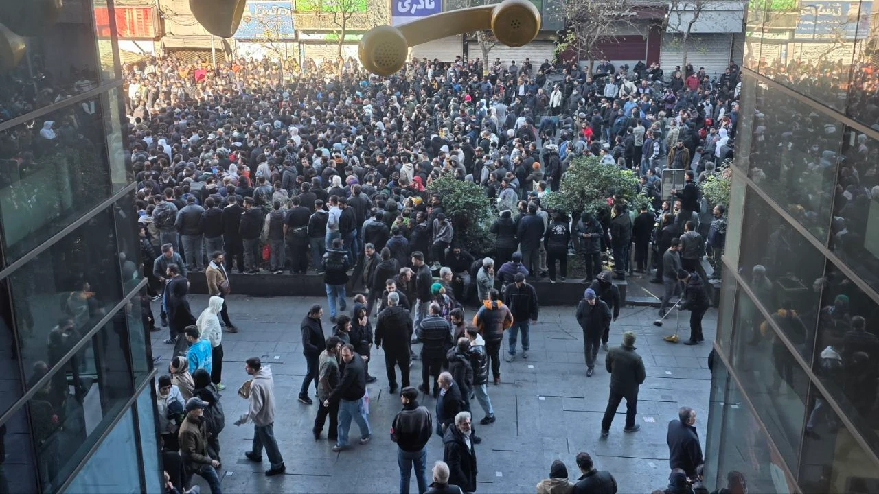 Demonstranten am 29. Dezember 2025 in Teheran - dpa