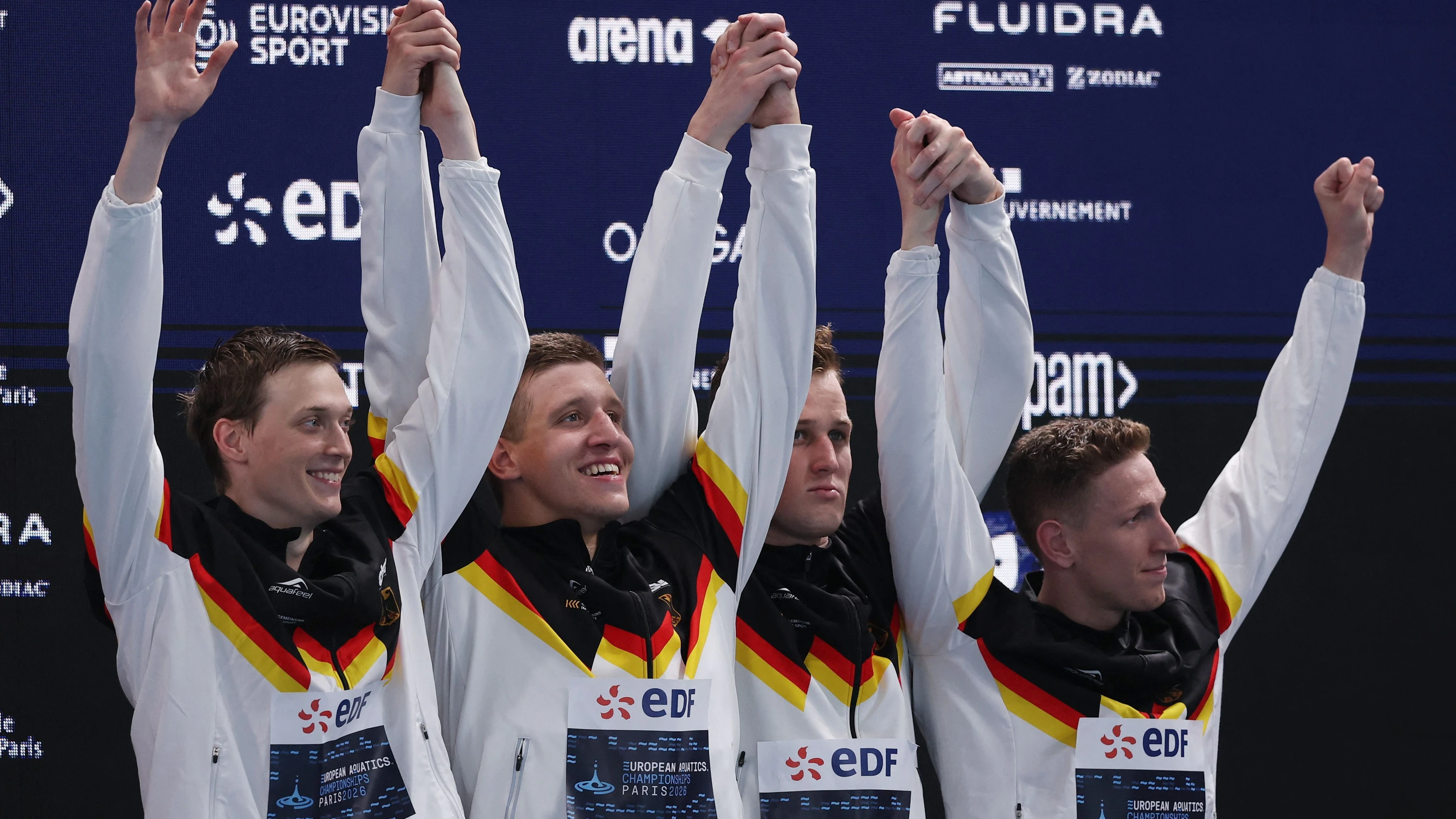 Hoch die Arme: Die deutsche 4x200-Meter-Freistilstaffel um Olympiasieger Lukas Märtens (r.) schwamm bei der EM in Paris in 7:02,28 Minuten aufs Podium. - Reuters