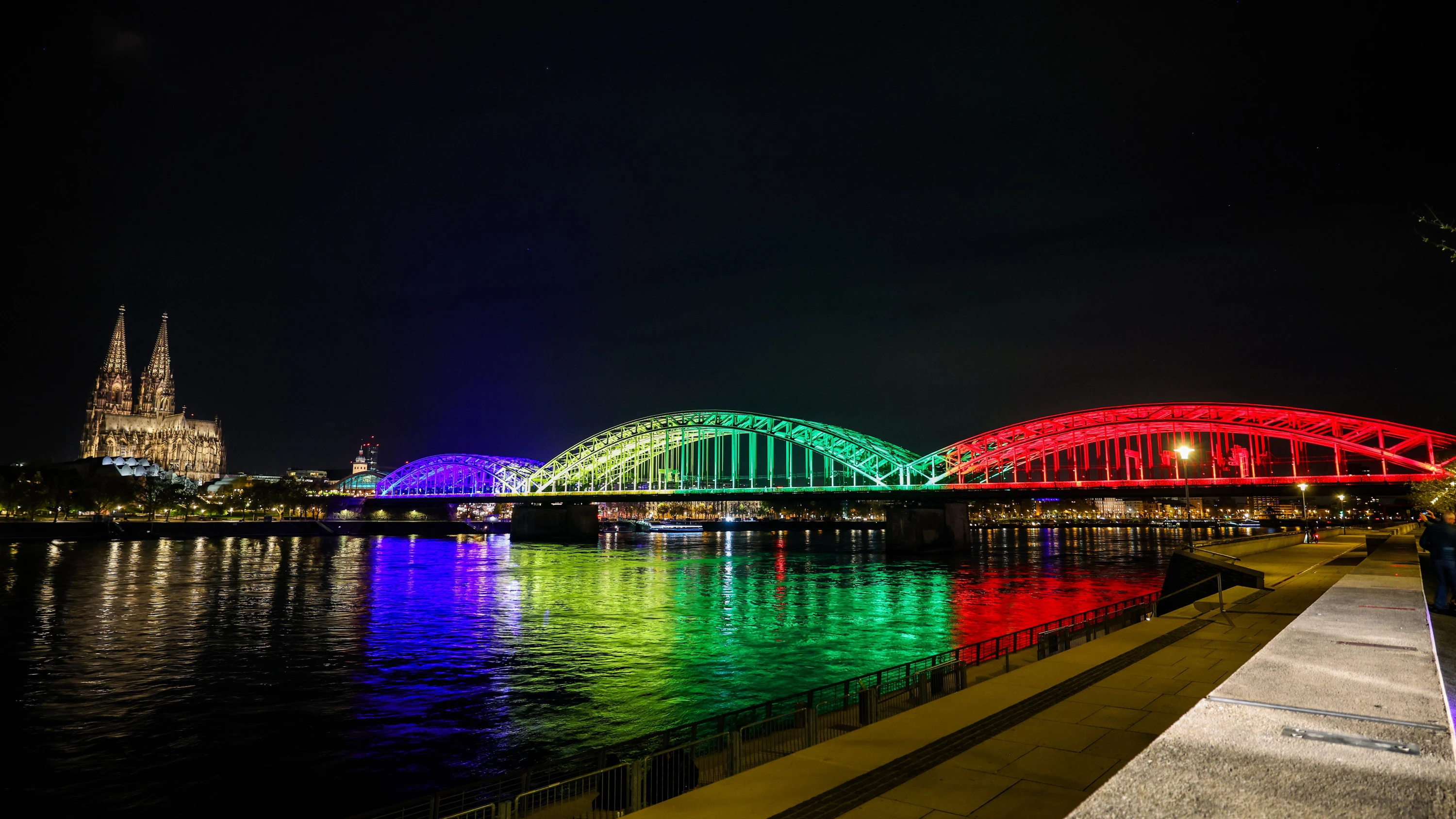 Bewerbung um Olympische Spiele: In Köln leuchtet die Hohenzollernbrücke in den olympischen Farben. - dpa