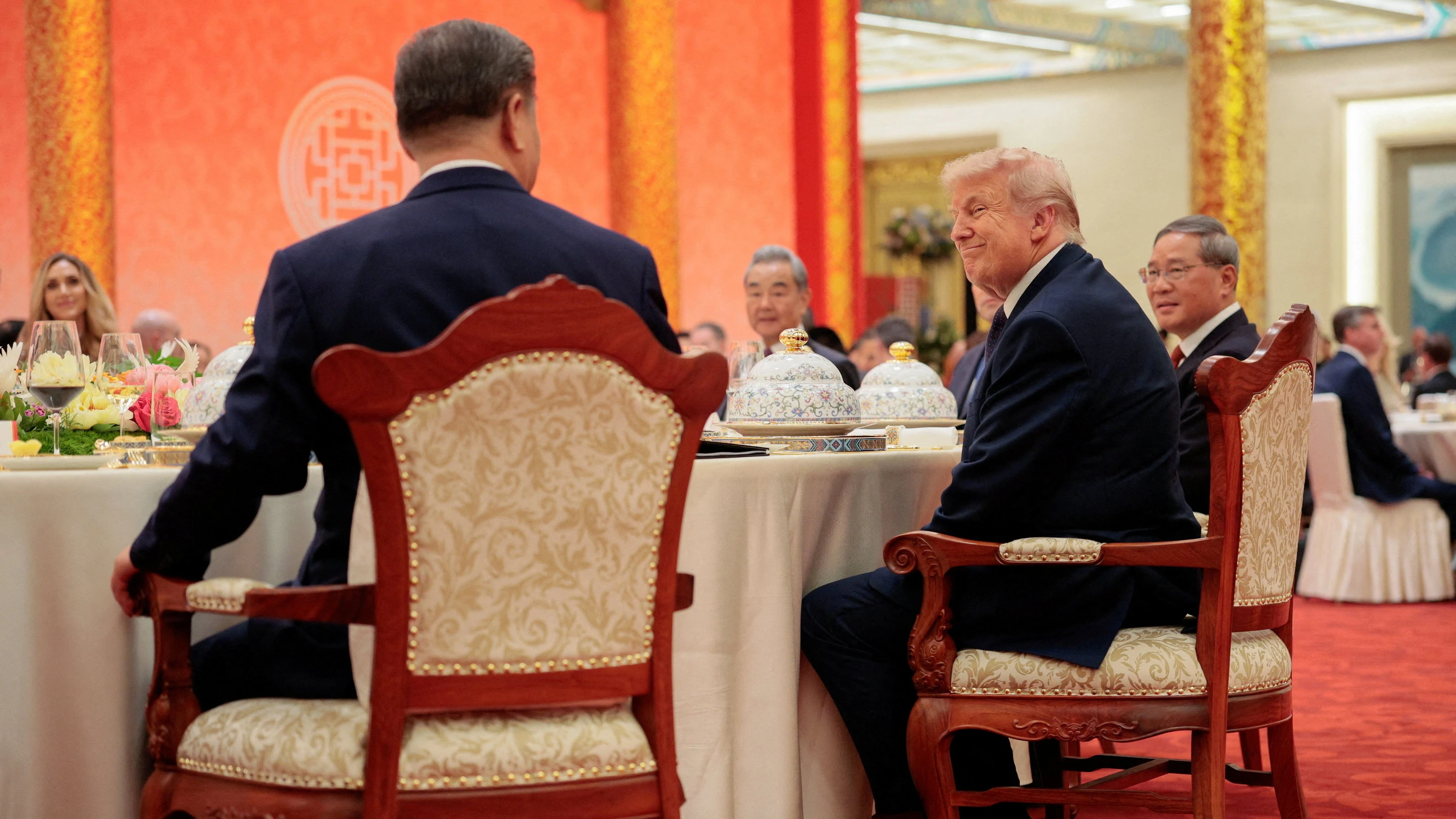 Donald Trump sitzt neben Xi Jinping bei einem Bankett in Peking am 14. Mai 2026. - Reuters