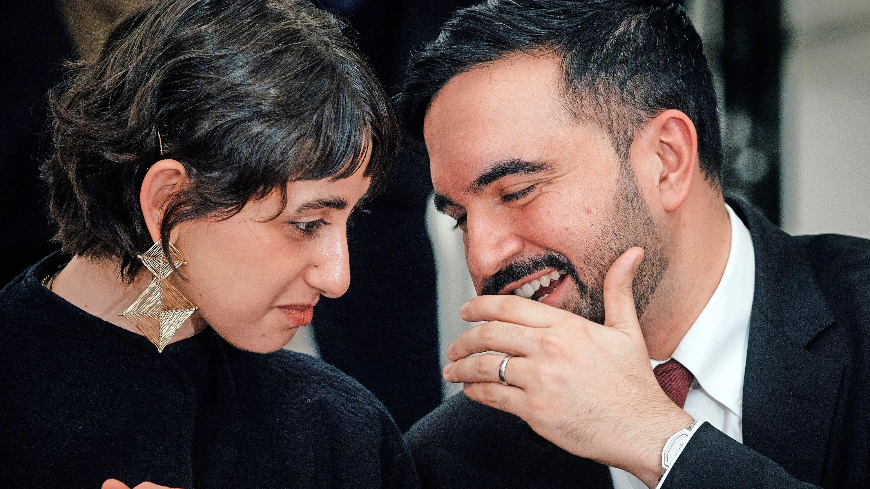 Ehefrau von Zohran Mamdani: Daumen hoch für den „Massenvergewaltigungs-Schwindel“