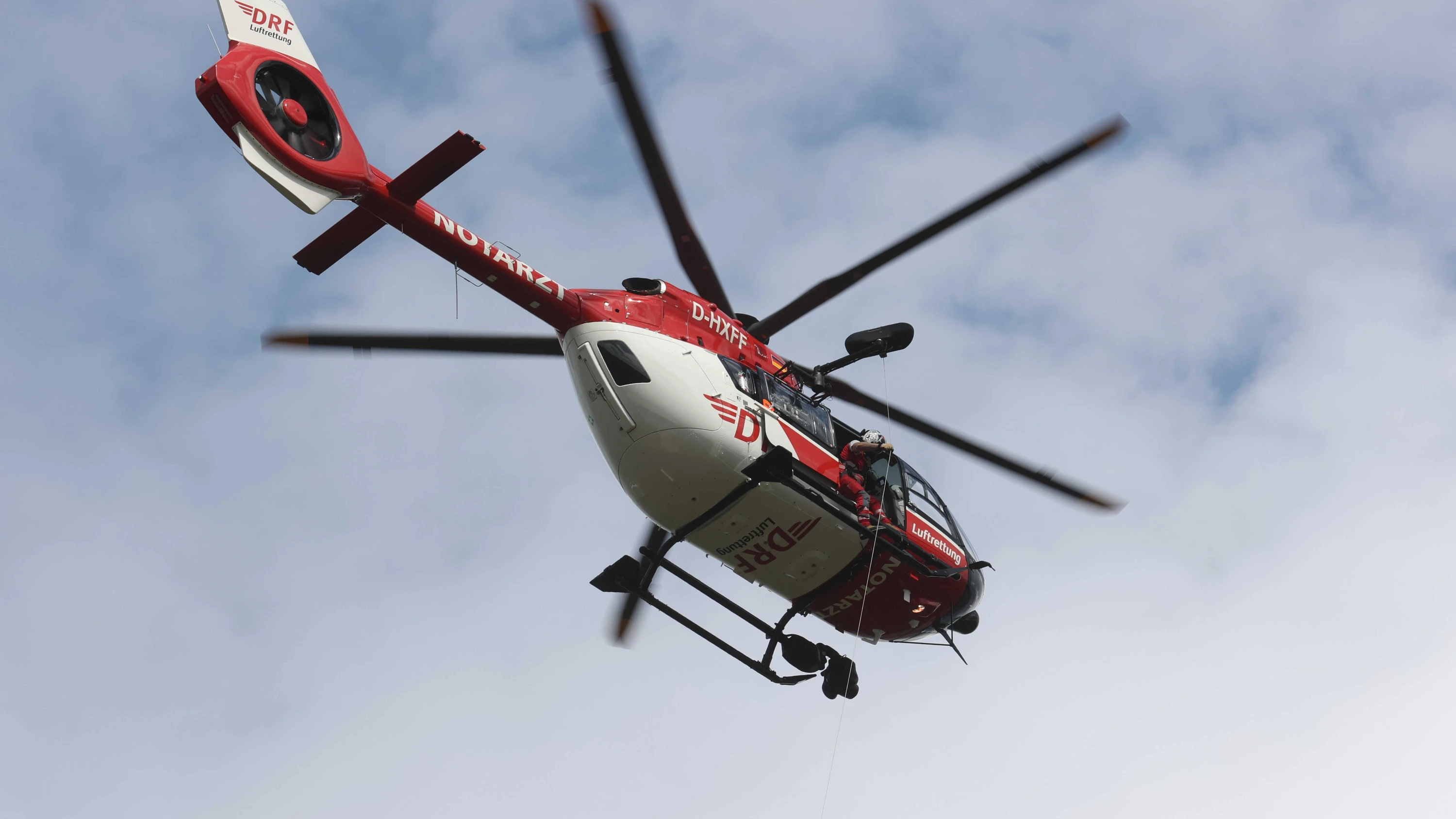 Zwei Rettungshubschrauber brachten Verletzte ins Krankenhaus. - dpa