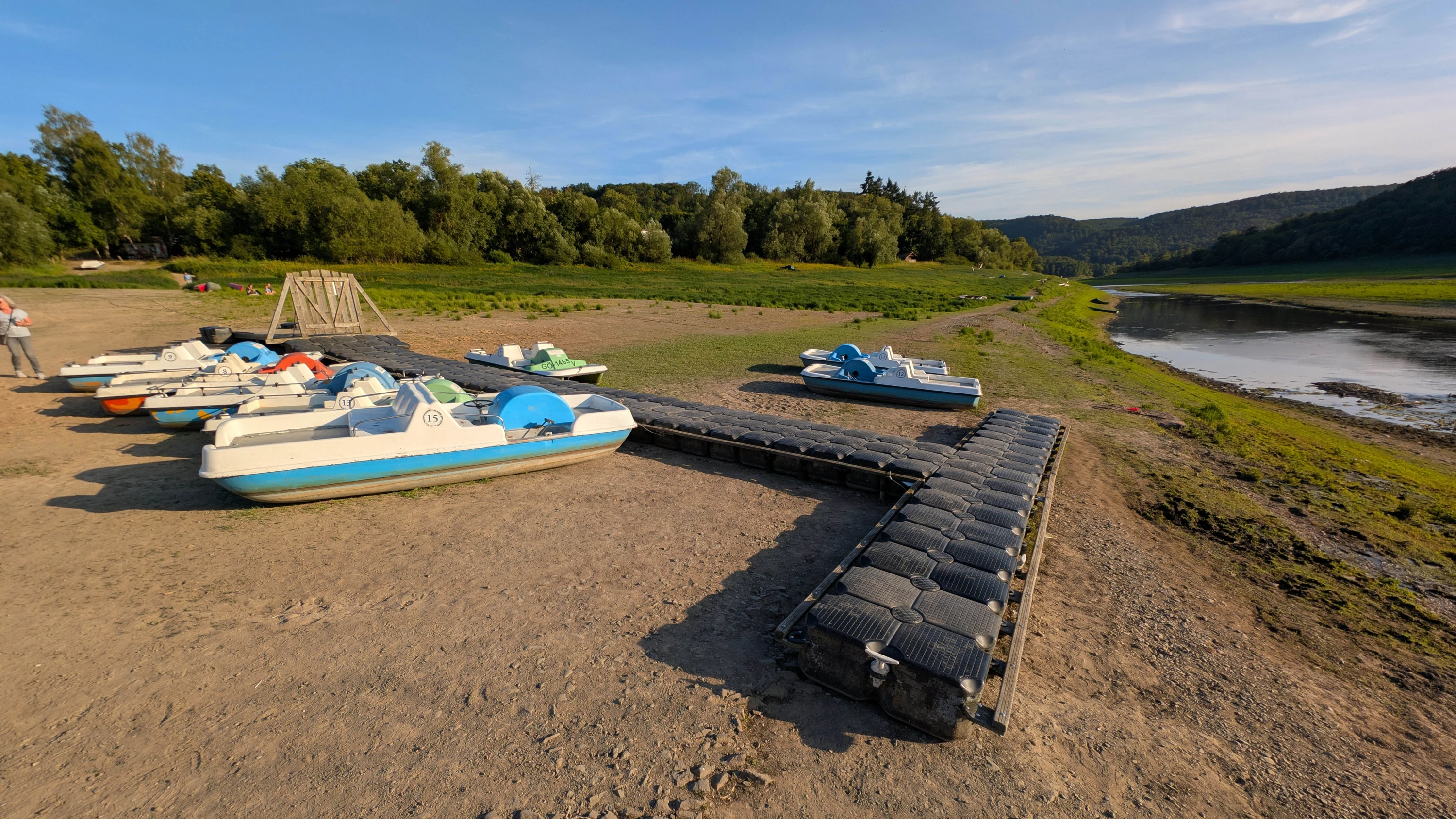OSTERSPAI, KAUB, BONN: Rhein-Niedrigwasser schränkt Schifffahrt ein