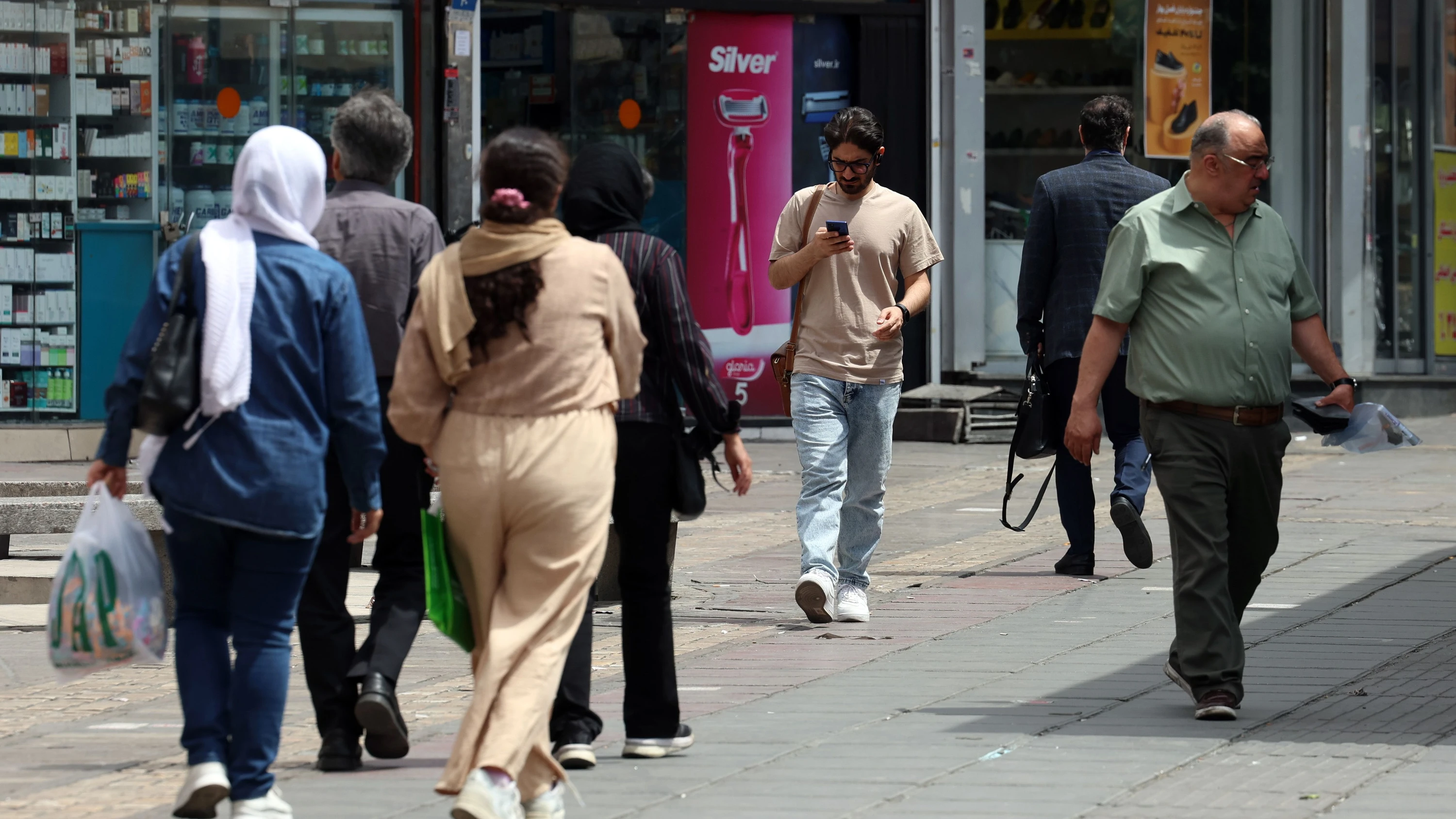 Passanten am Donnerstag auf einer Straße in Teheran - EPA