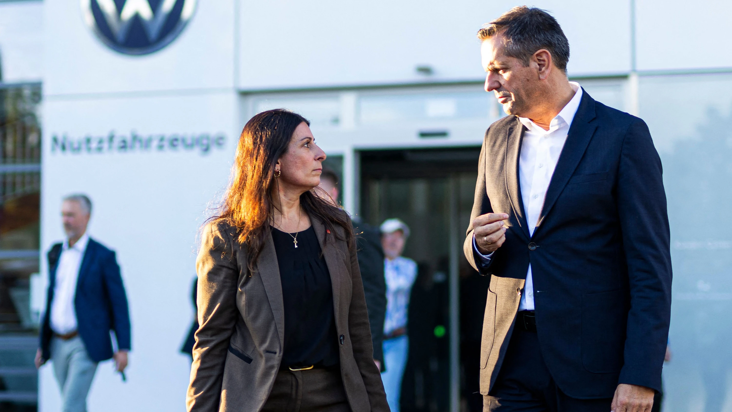 Ernste Miene: Daniela Cavallo mit Niedersachsens Ministerpräsidenten Olaf Lies (SPD) - dpa