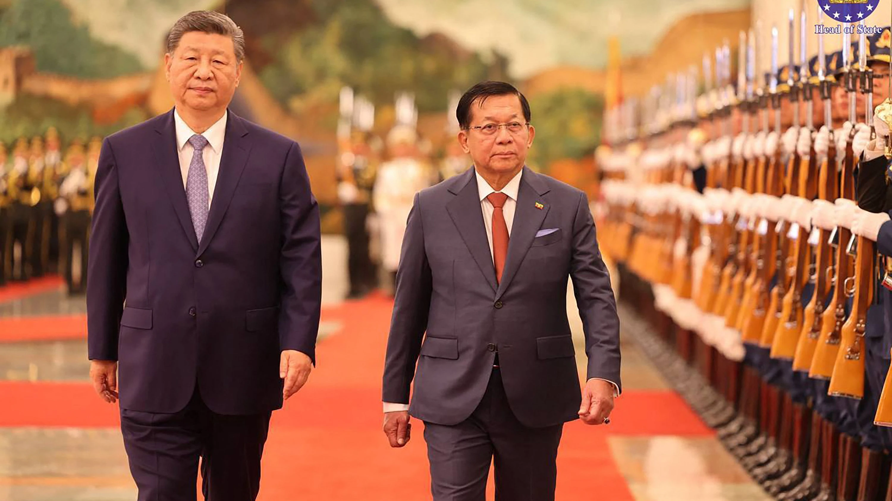 Myanmars Präsident Min Aung Hlaing (rechts) und Chinas Präsident Xi Jinping am 16. Juni in Peking - AFP