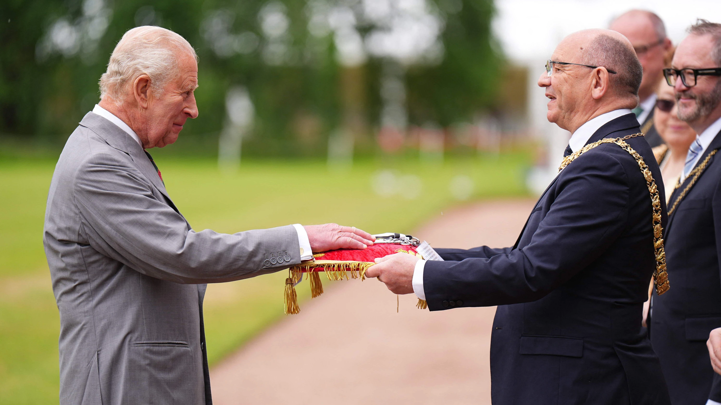 In besten Händen: Der Lord Provost von Edinburgh, Robert Aldridge (rechts), übernimmt symbolisch die Schlüssel der Stadt vom König. - AFP