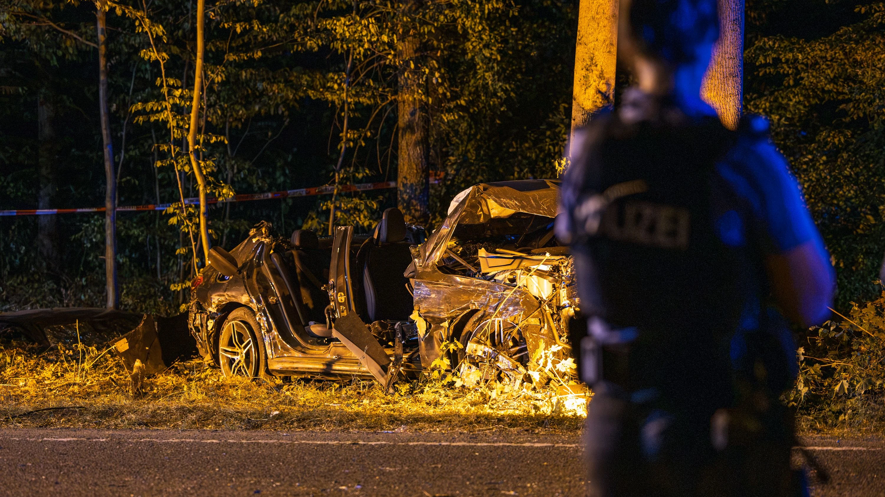 Wegen Radfahrer angehalten: Ein Toter und mehrere Verletzte nach Unfall auf Landstraße