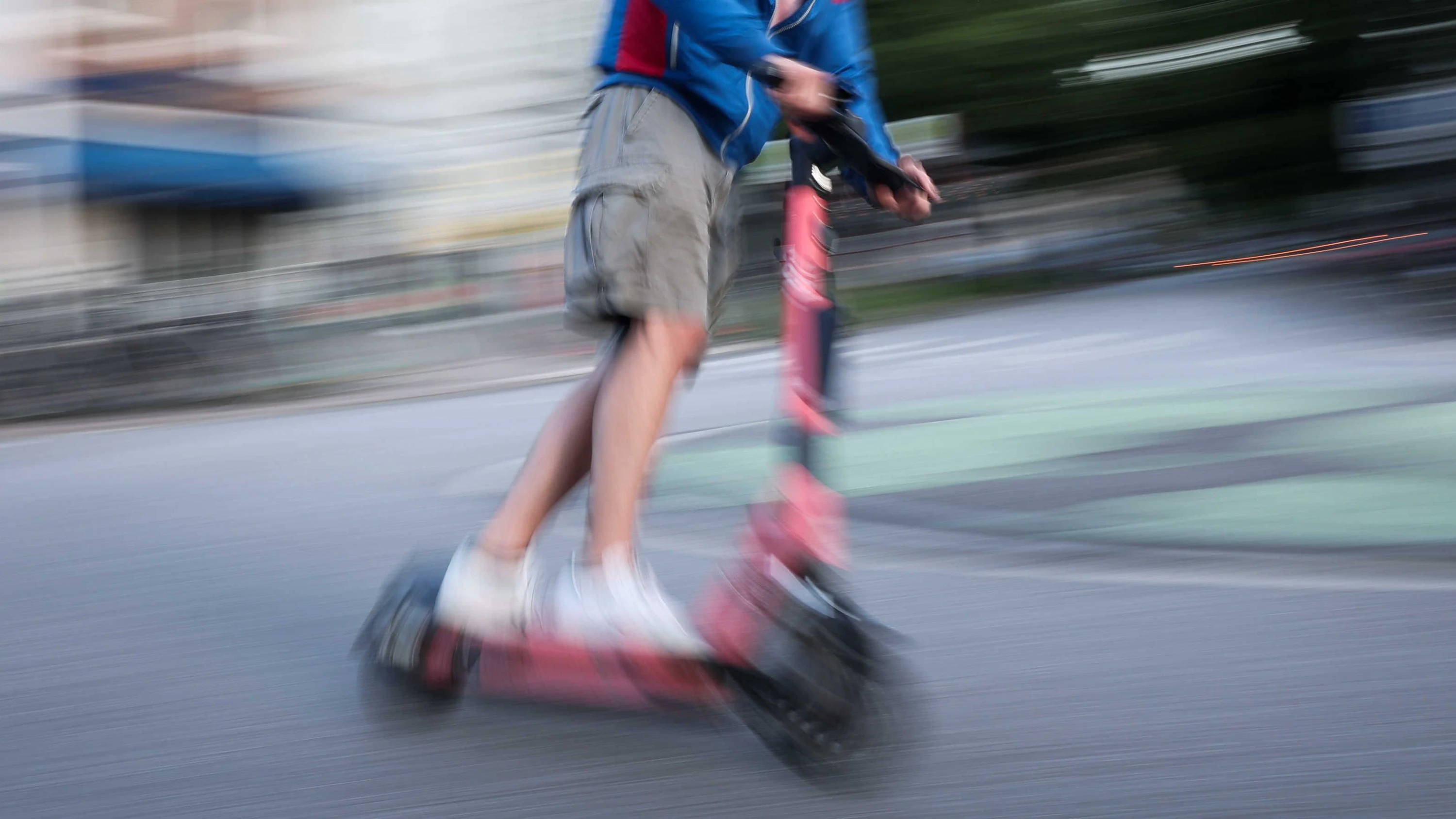 Getunt können sie schneller sein: Der Straßenverkehrsordnung zufolge dürfen E-Roller höchsten 20 Kilometer pro Stunde schnell sein. - dpa