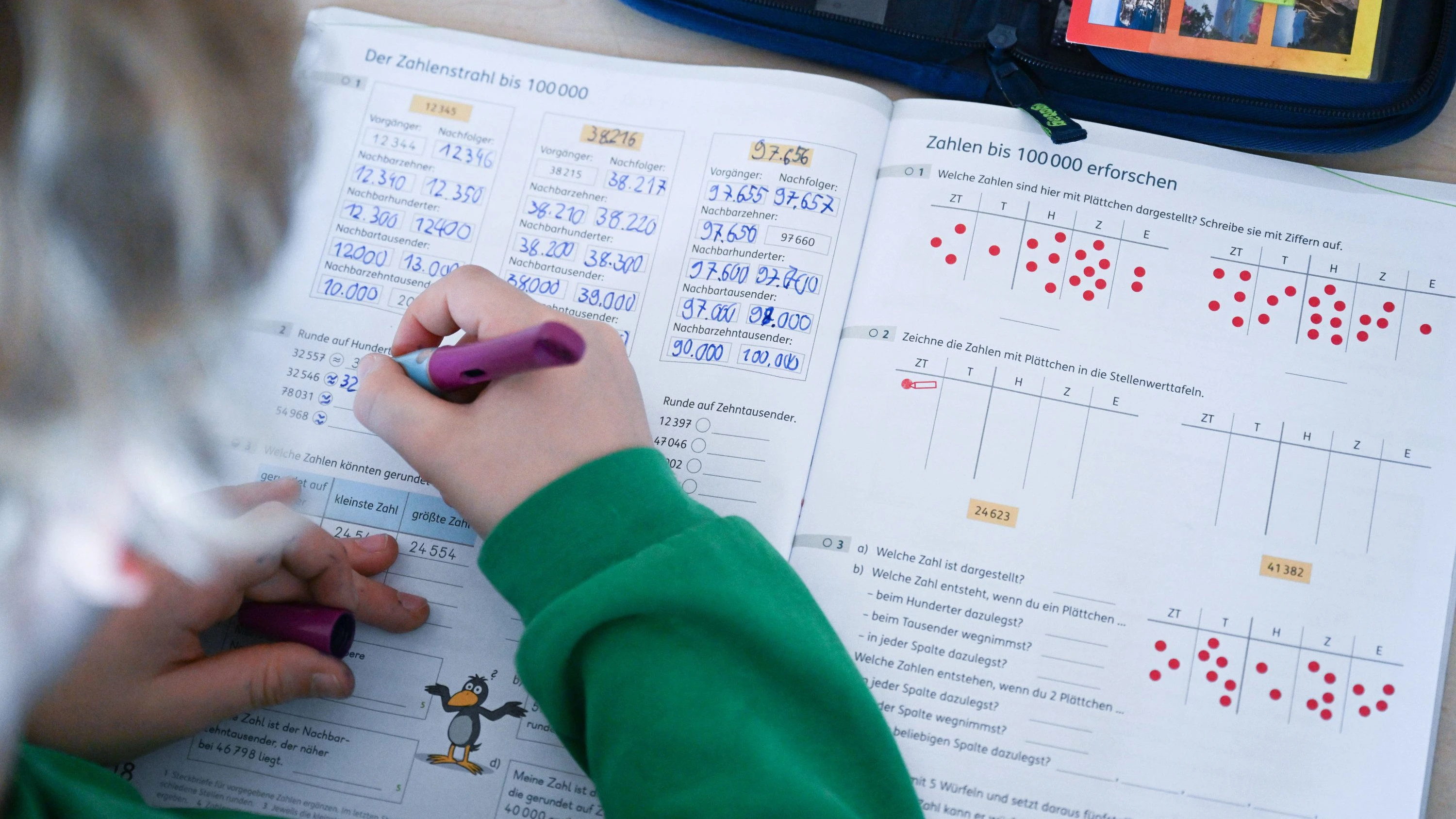 Tun sich Mädchen schwerer mit Rechnen? Viele Lehrer glauben das offenbar. - dpa