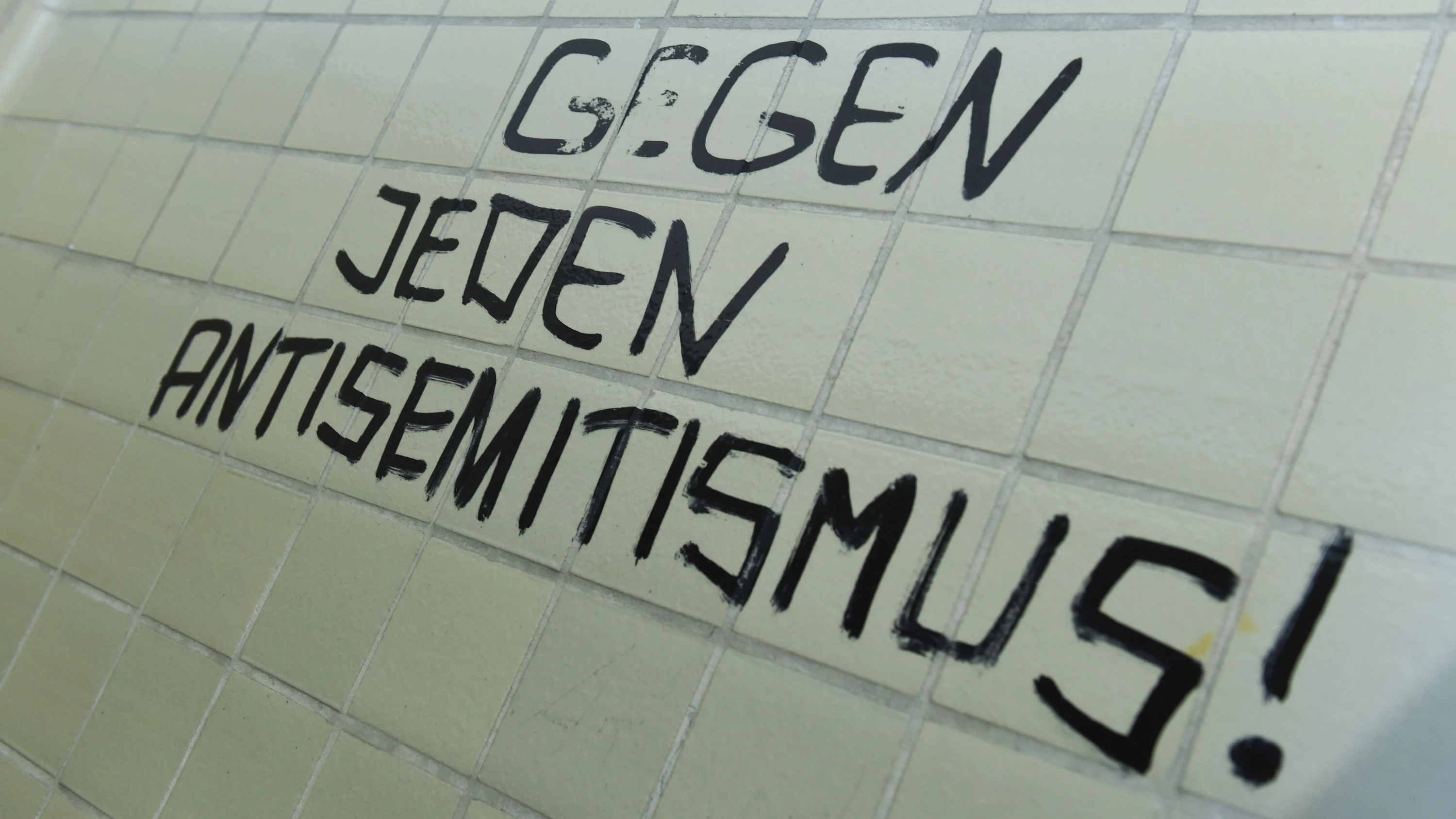 Bekenntnis: Der Schriftzug auf einer Toilettenwand in Marburg steht für die Verantwortung der gesamten Gesellschaft, jüdisches Leben sichtbar und sicher zu ermöglichen. - dpa