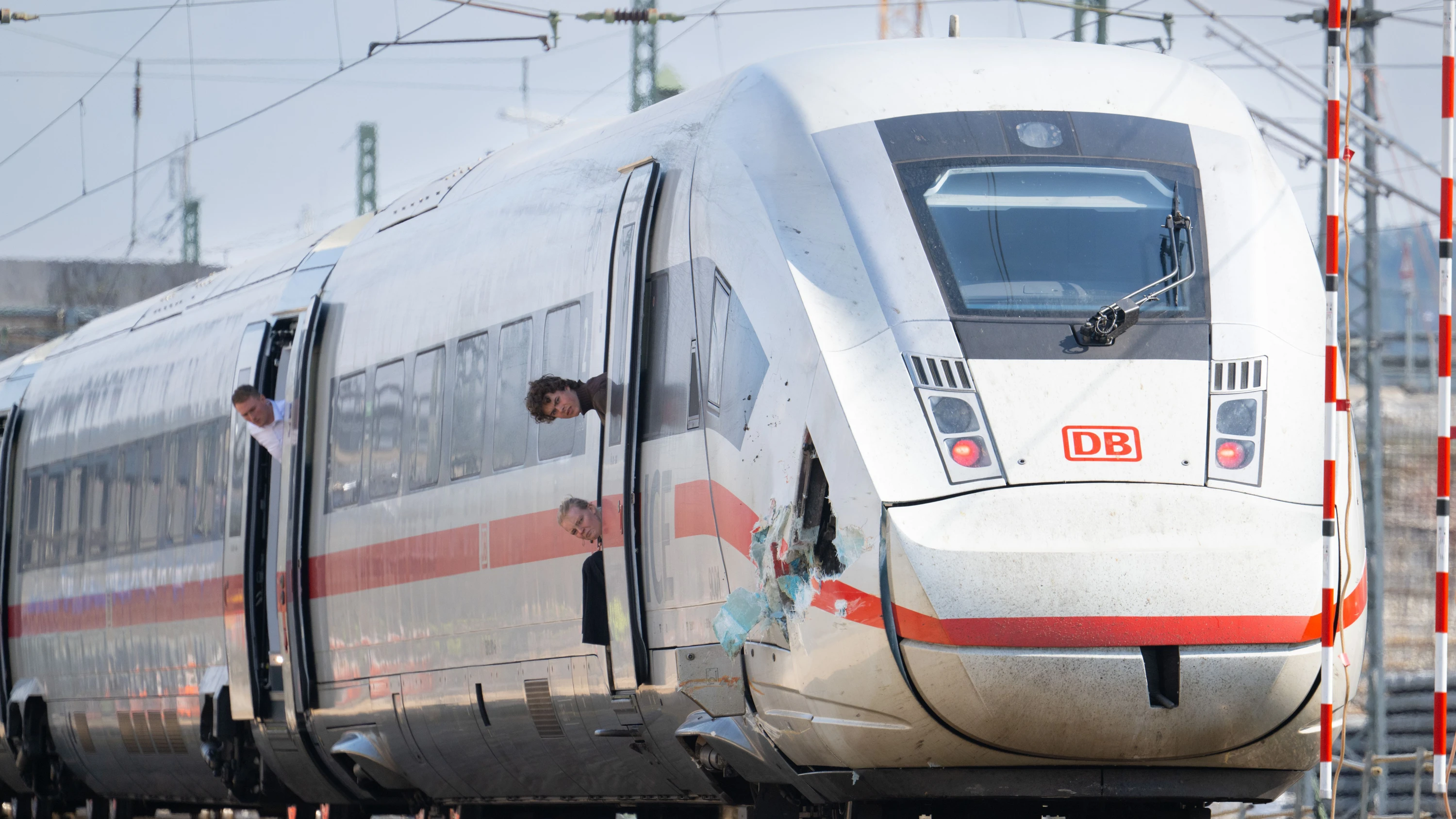 Reisende mussten den beschädigten Zug verlassen. - dpa