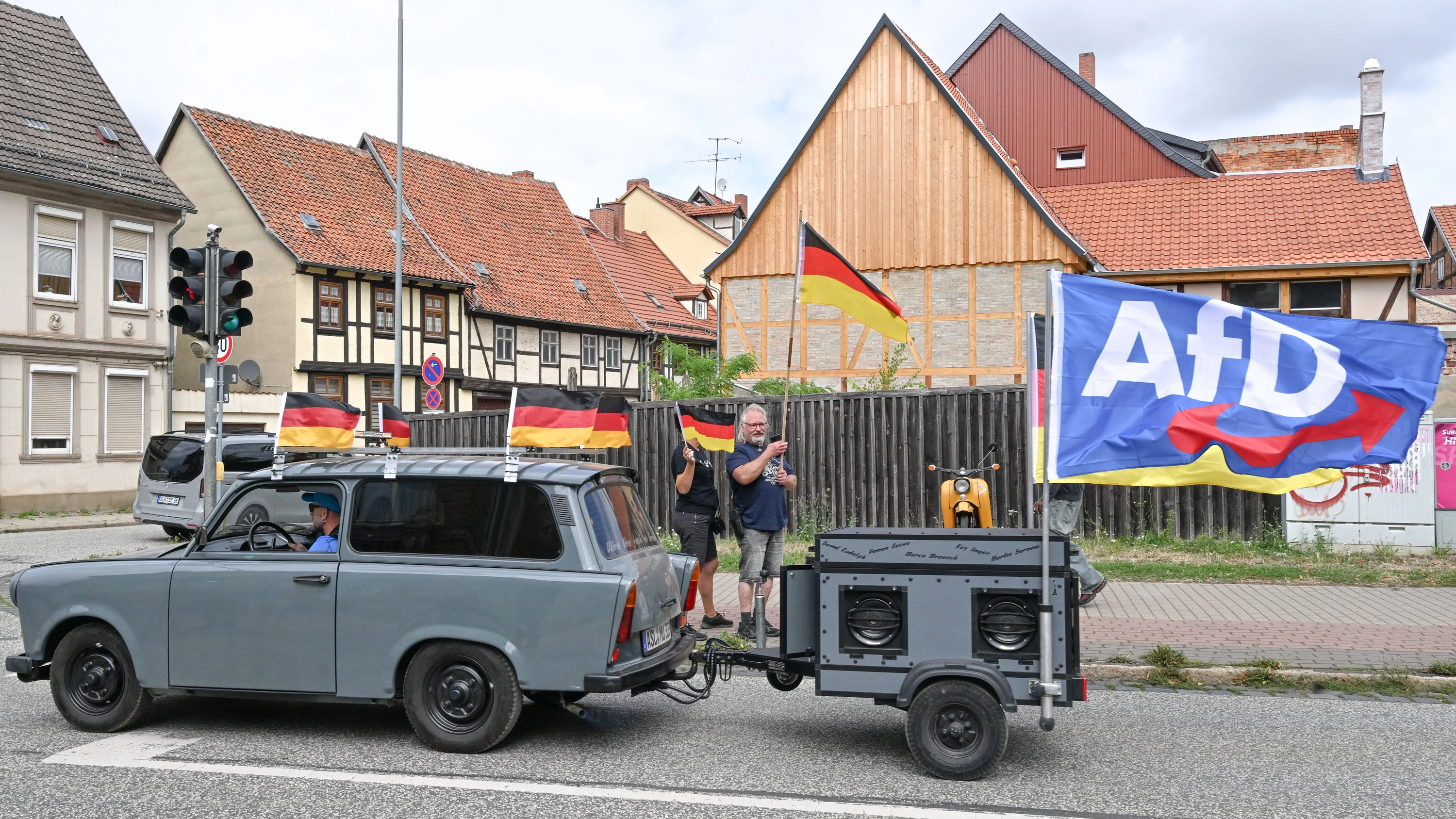 Auf dem Weg zu einer Wahlkampfveranstaltung des Spitzenkandidaten in Sachsen-Anhalt: Fahnengeschmückter Trabi in Quedlinburgs - Laif