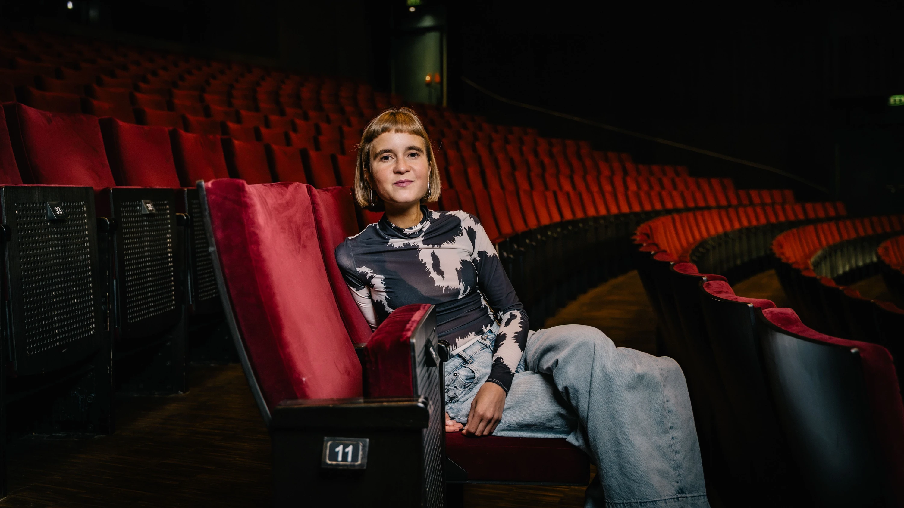 Vor der Lesung: Caroline Wahl im Zuschauerraum des Schauspiels Frankfurt - Peter Jülich