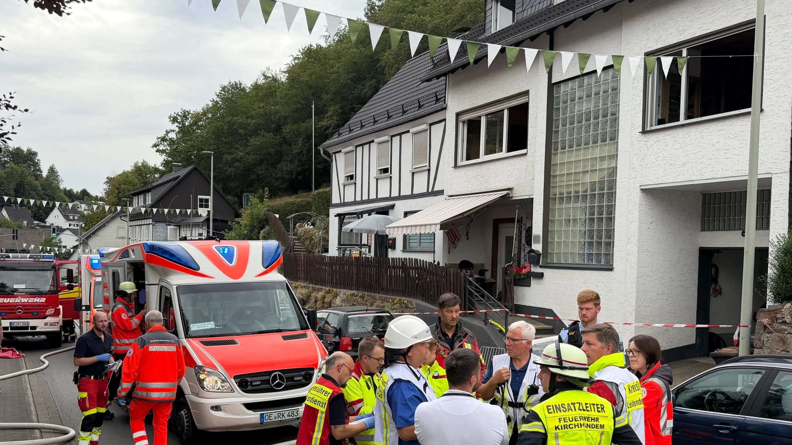 Polizei, Feuerwehr und Rettungsdienst im Einsatz in Kirchhundem - dpa