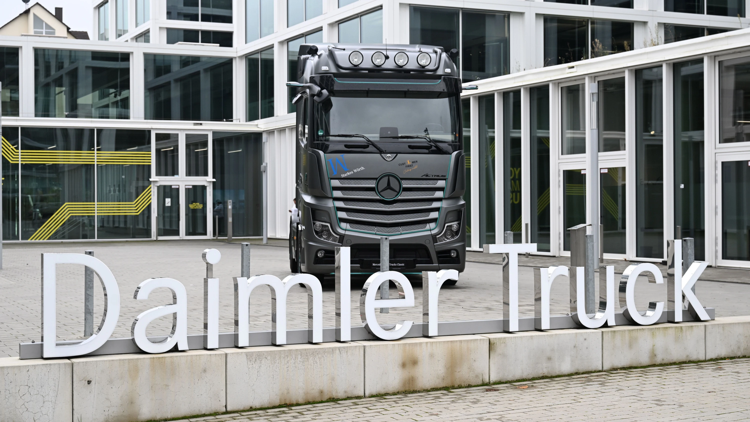 Business-Ticker: Gewinn von Daimler Truck bricht um 48 Prozent ein Business-Ticker: Gewinn von Daimler Truck bricht um 48 Prozent ein