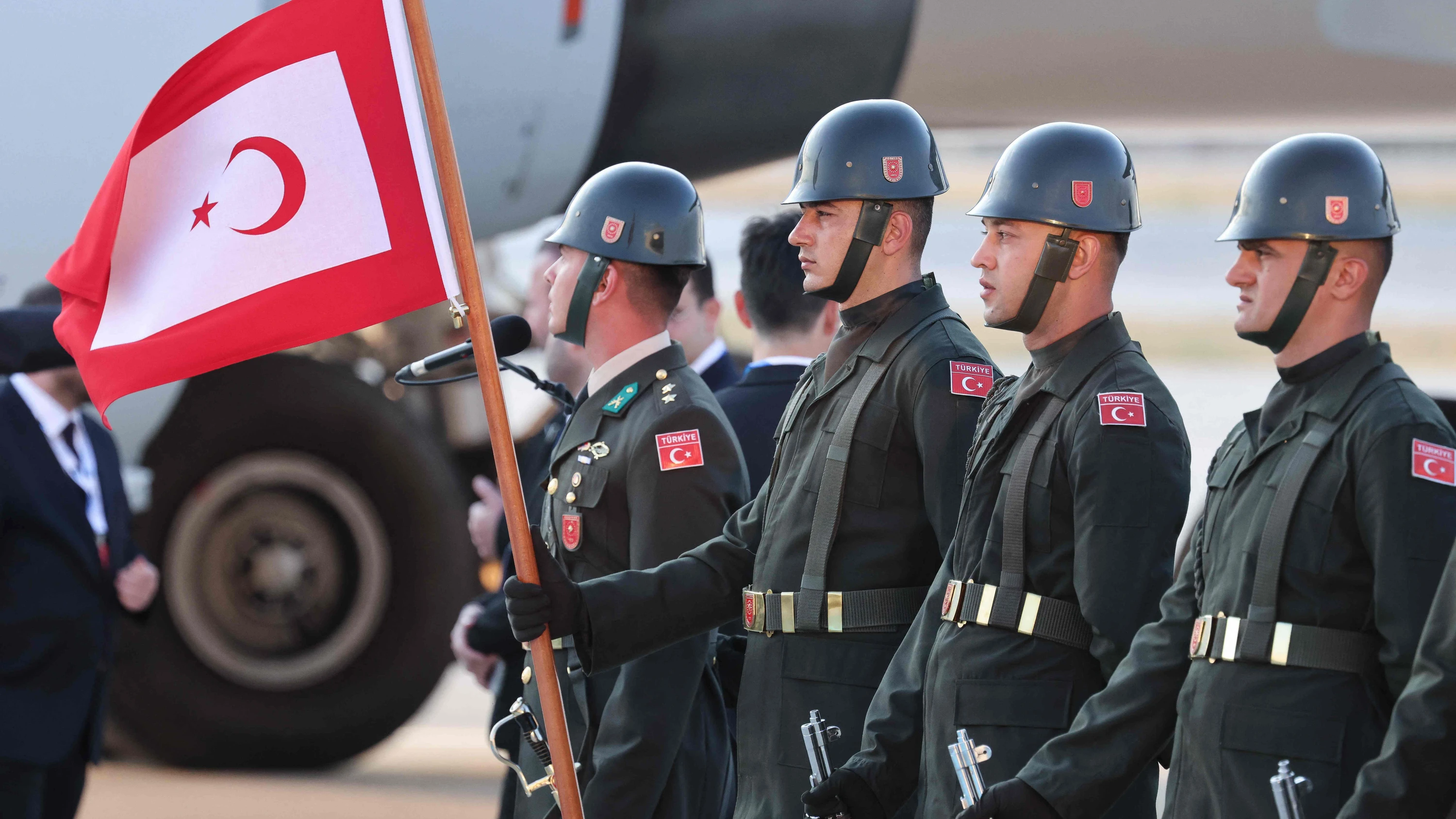 Die Türkei hat eine schlagkräftige Armee: Soldaten erwarteten die Staatsgäste beim NATO-Gipfel in Ankara. - AFP