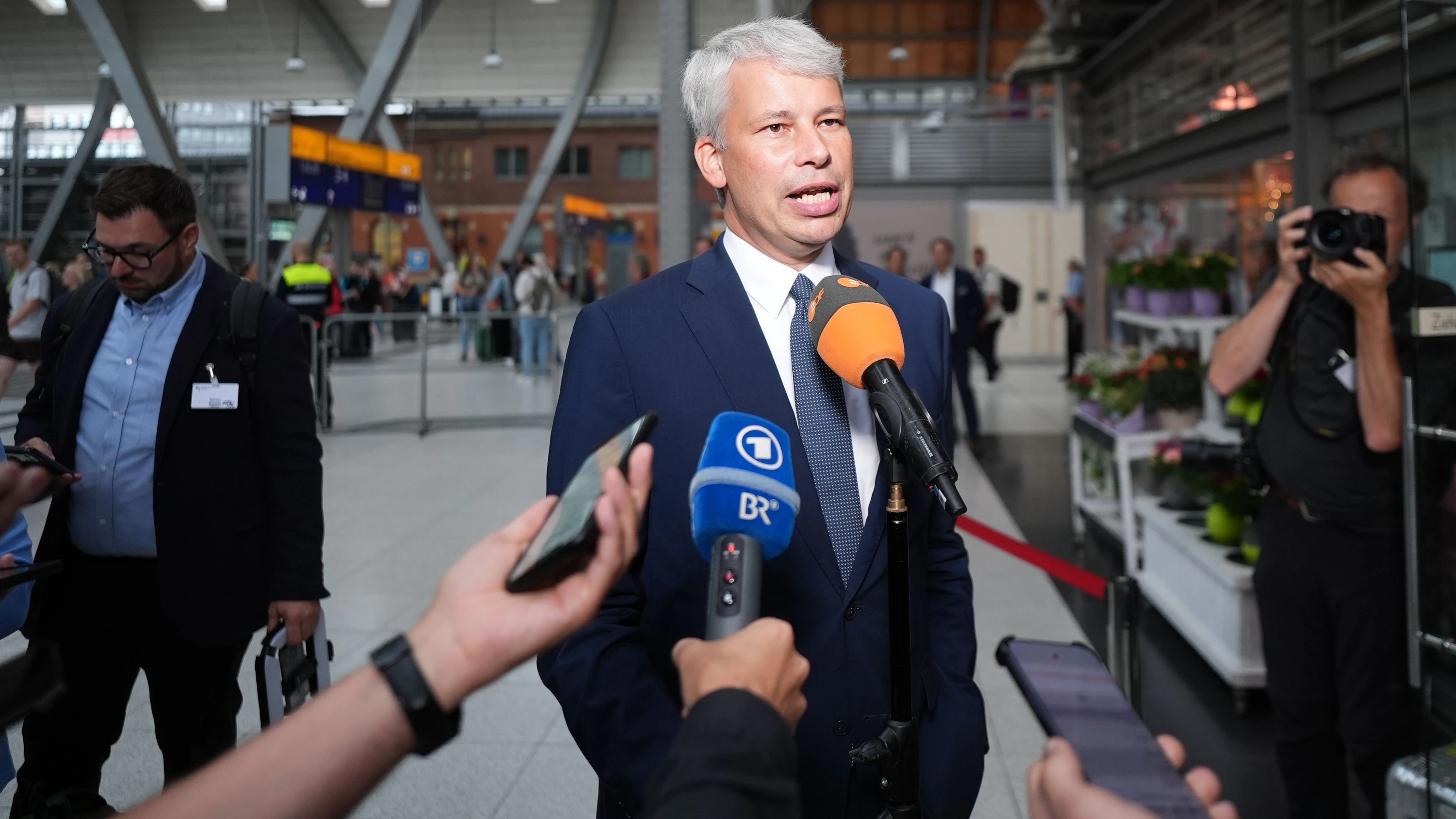 Die nächste Live-Schalte für das ZDF: Der neue Bundesverkehrsminister Steffen Bilger auf dem Kieler Bahnhof - dpa