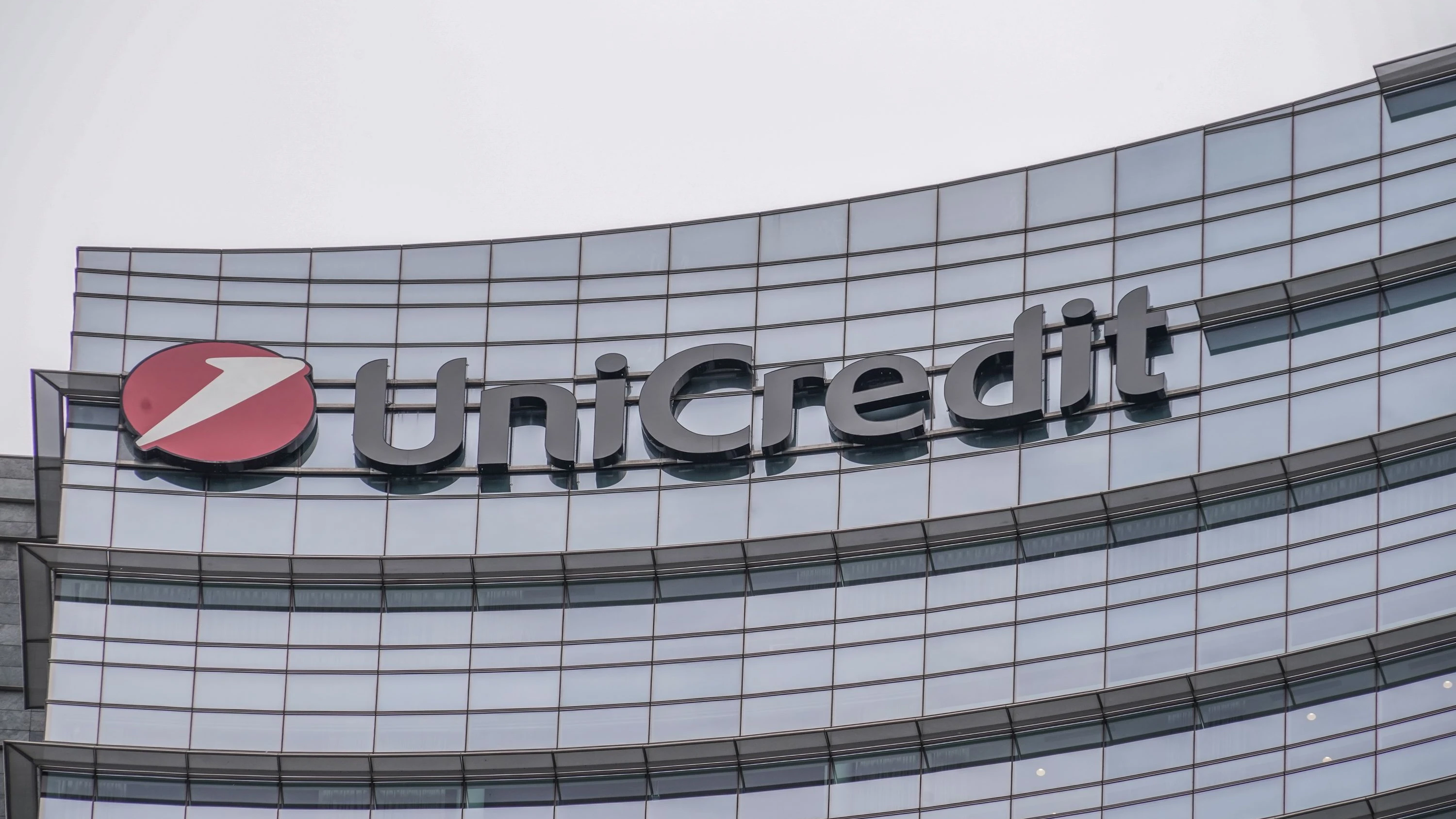 Mailand: Dasl Logo am Hauptsitz der Unicredit Group. - dpa