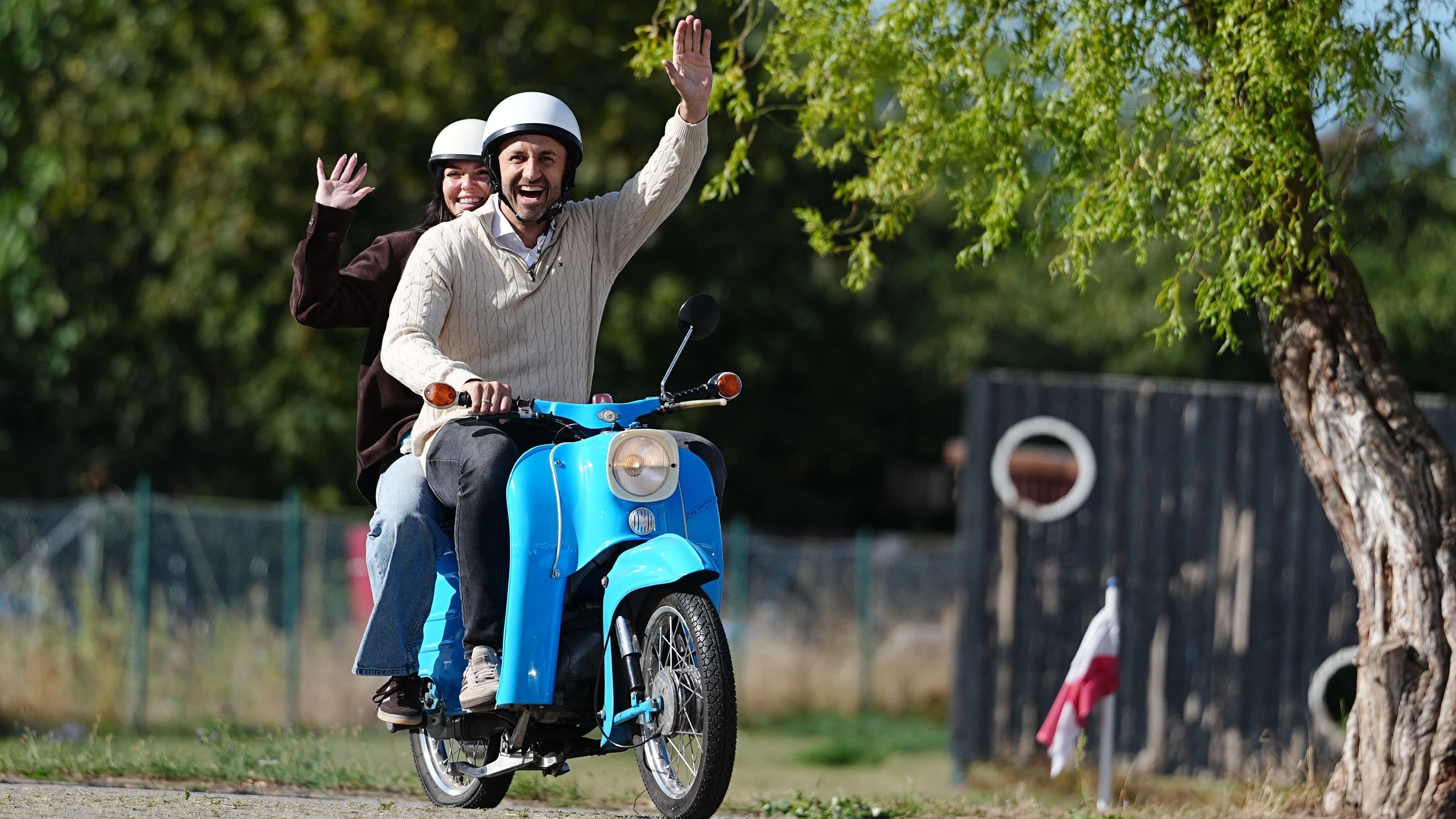 Der Moped-Messias: Ulrich Siegmund, Spitzenkandidat der AfD in Sachsen-Anhalt, am Sonntag mit seiner Frau auf dem Weg ins Wahllokal. - dpa