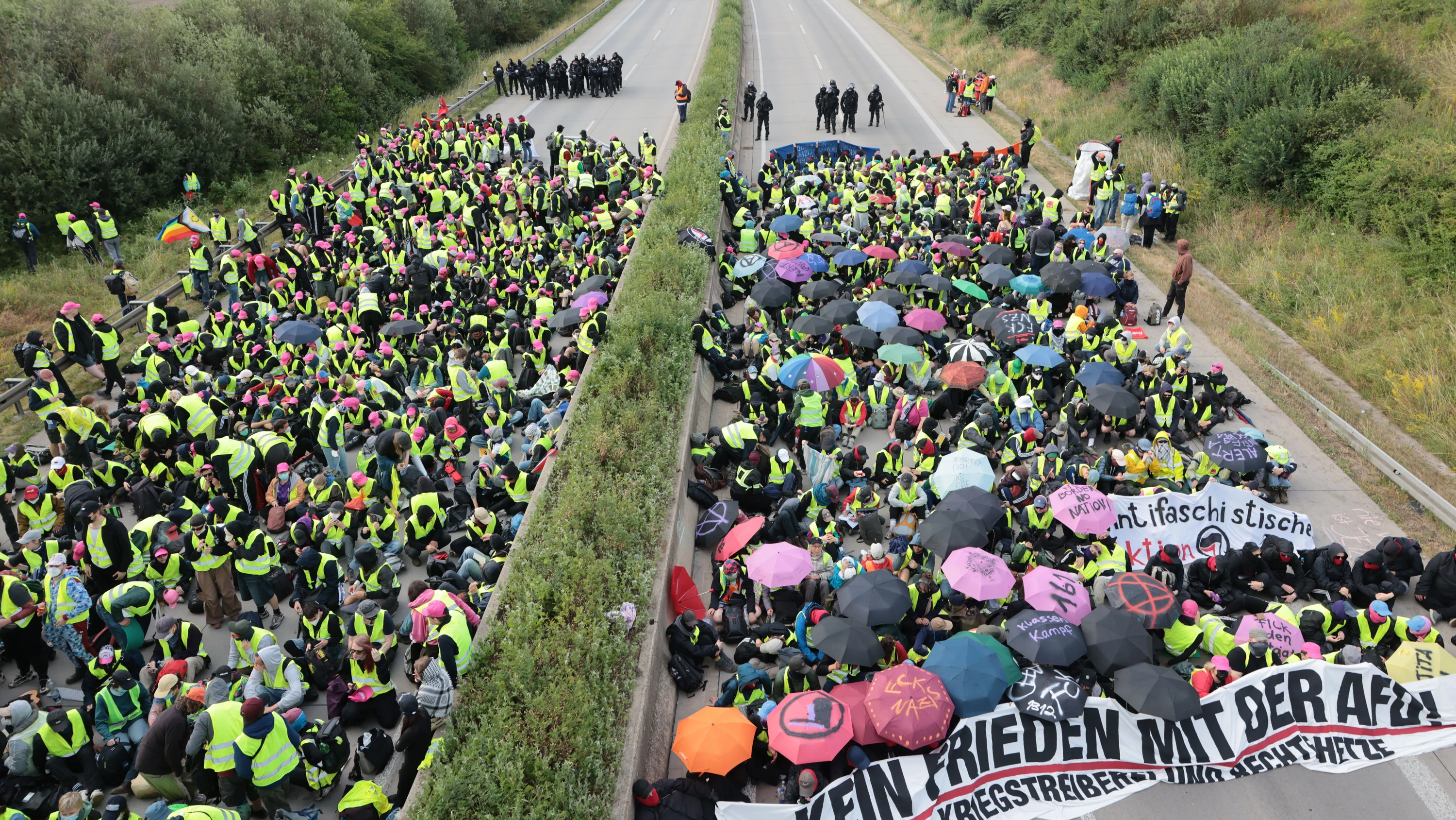 Deutschland-Liveblog: A71 gesperrt: Massive Verkehrsbehinderungen durch Anti-AfD-Demos in Erfurt Deutschland-Liveblog: A71 gesperrt: Massive Verkehrsbehinderungen durch Anti-AfD-Demos in Erfurt