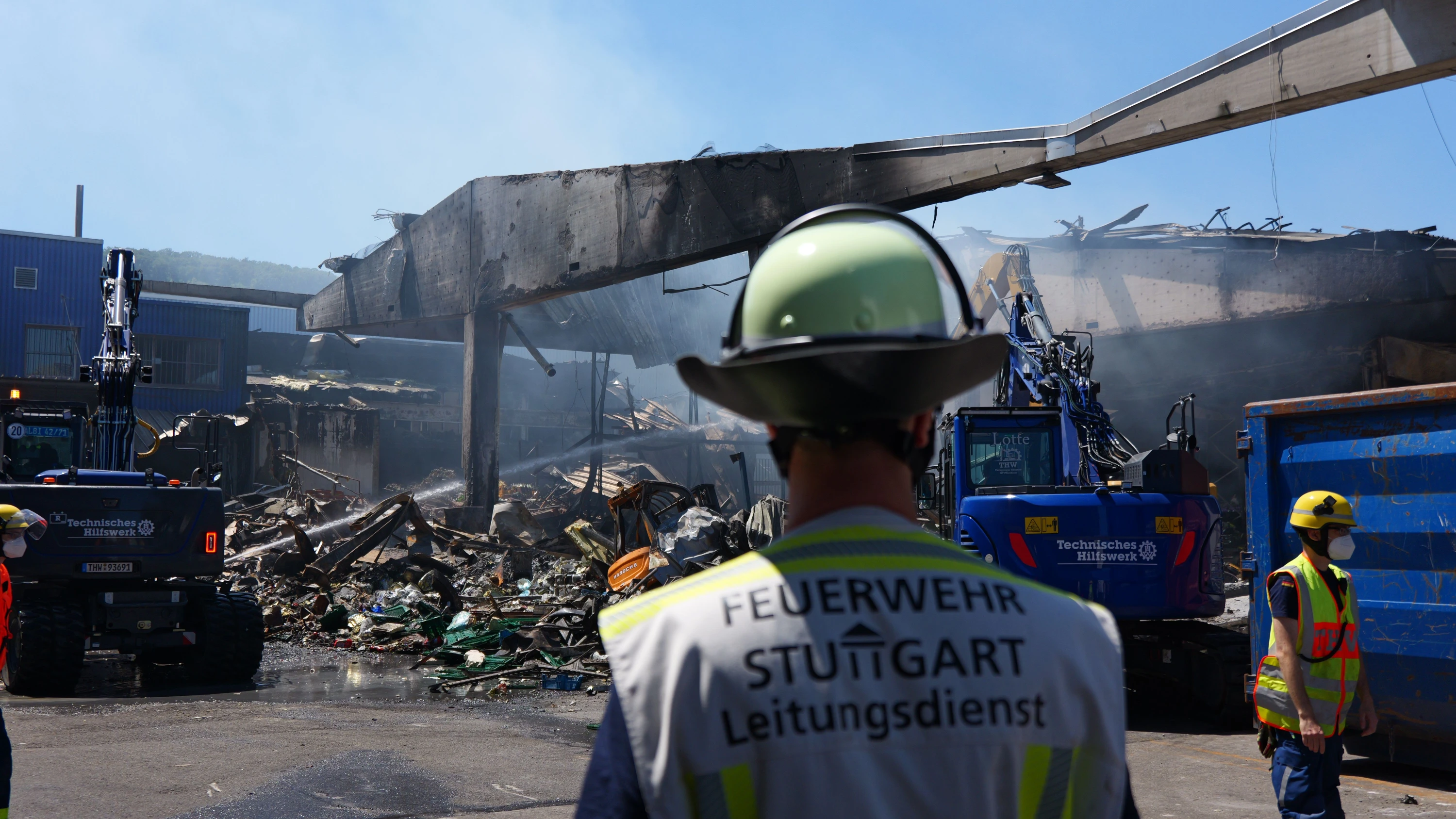 Bild: Grossbrand in Stuttgart: Zum Glück war das  Neckarwasser nah