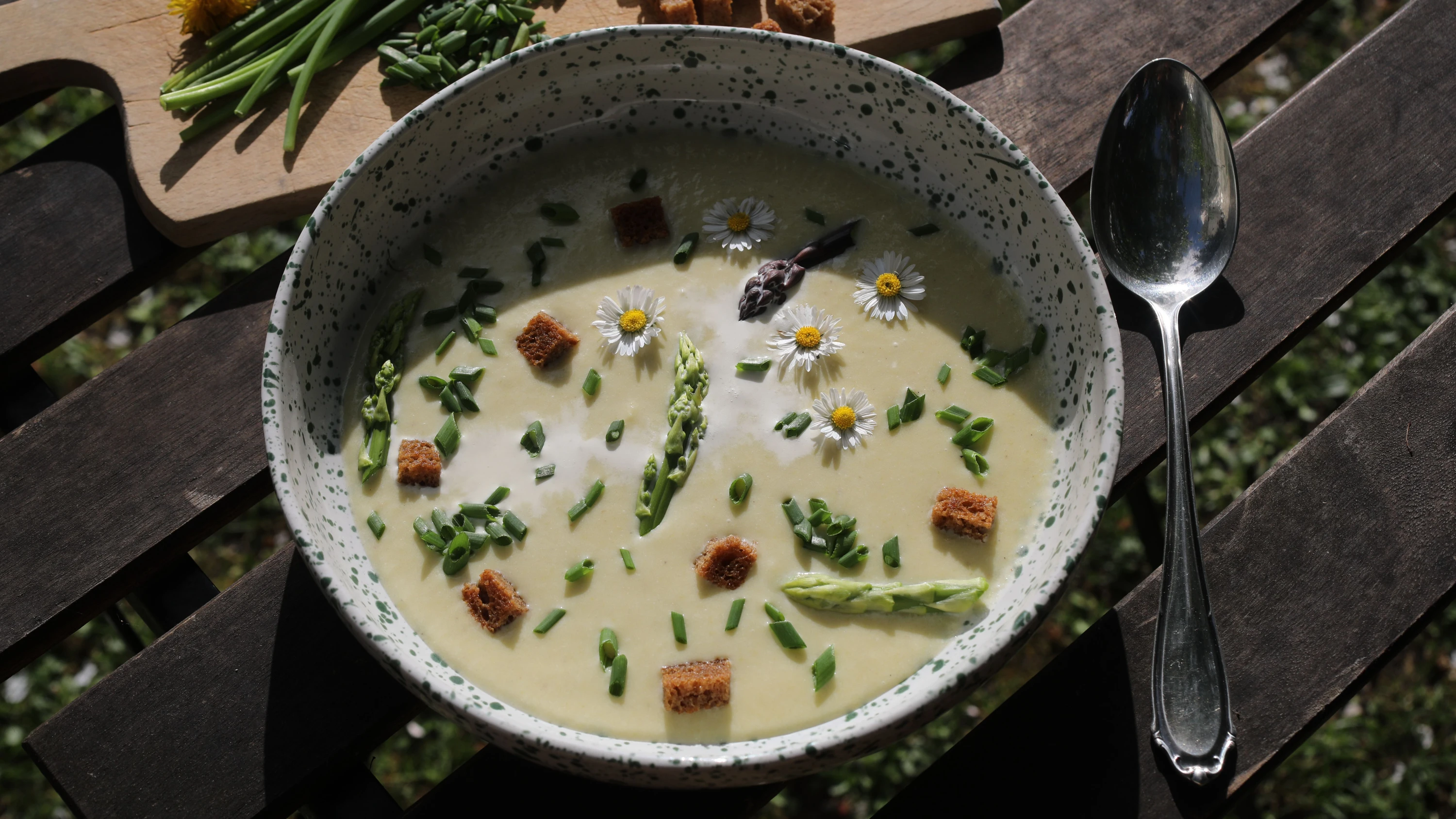 Vichyssoise, eine elegante Form der Kartoffel-Lauch-Suppe, hat wieder Saison. Die Sommersuppe wird kalt serviert und bietet so eine Erfrischung an heißen Tagen. - Claus Eckert
