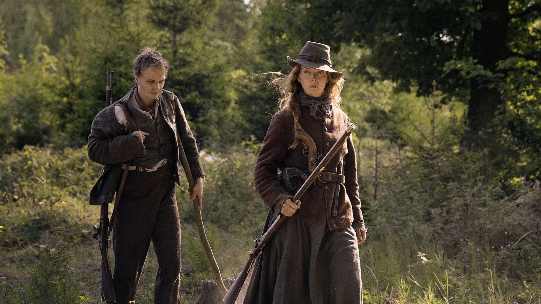 Wehrhaft: Die vom Dorfverwalter bedrängte Agnes (Pheline Roggan) streift mit ihrem Sohn Jakob (Hannes Linder) durch den Wald. - JanaKay_Frisbeefilms