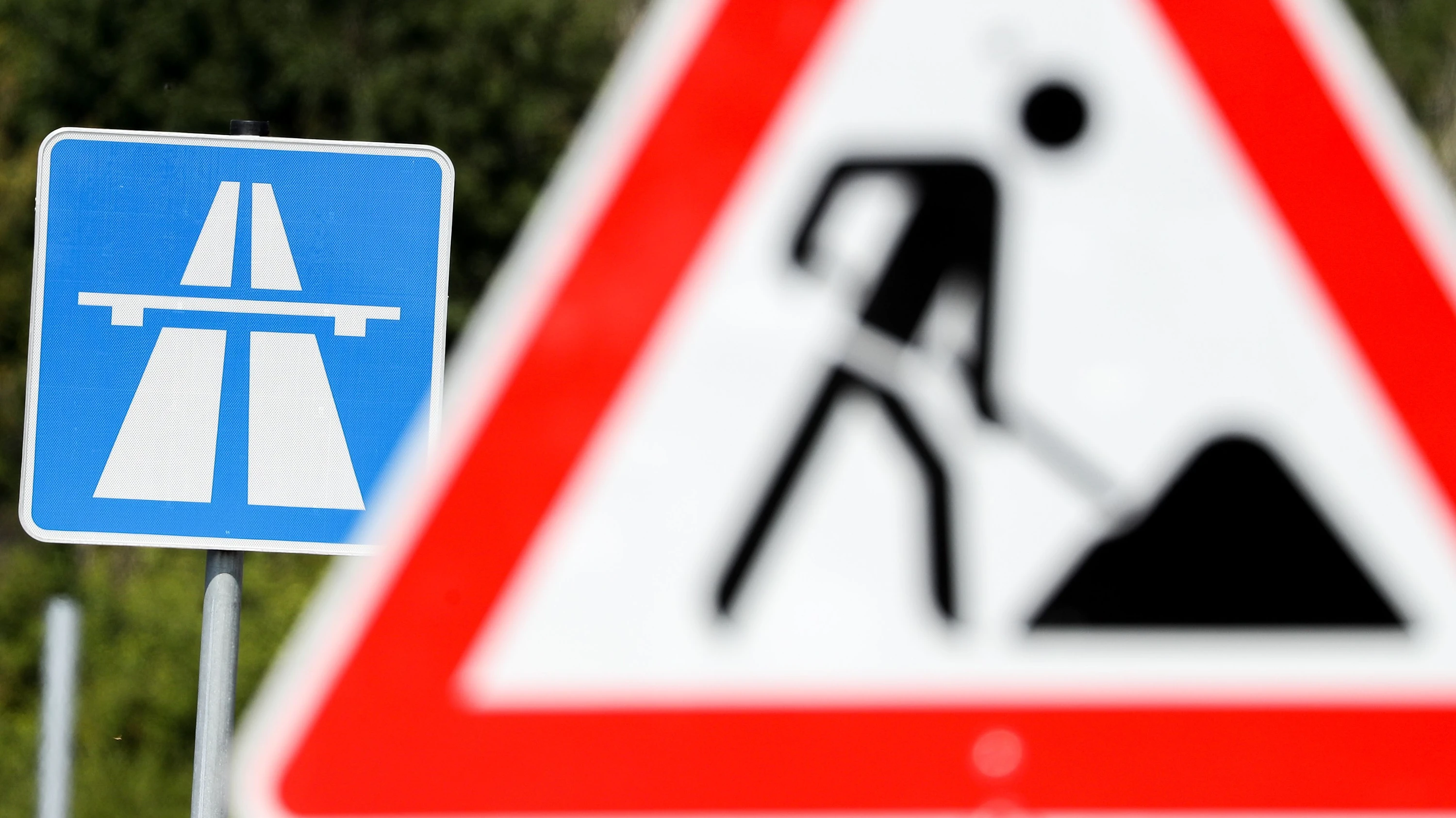 Die Autobahnbrücke bei Hochheim soll bald fertig sein. - dpa