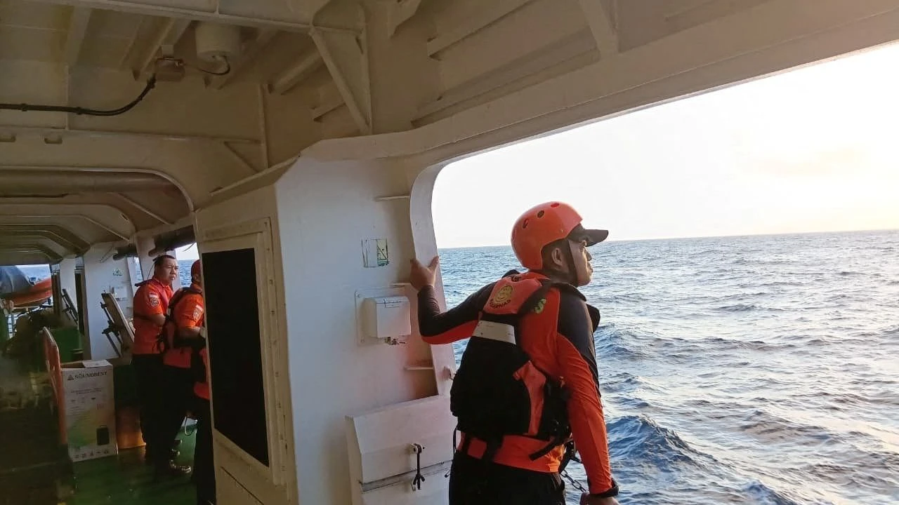 An Boje festgeklammert: Sieben Schiffbrüchige nach Tagen im Meer gerettet An Boje festgeklammert: Sieben Schiffbrüchige nach Tagen im Meer gerettet