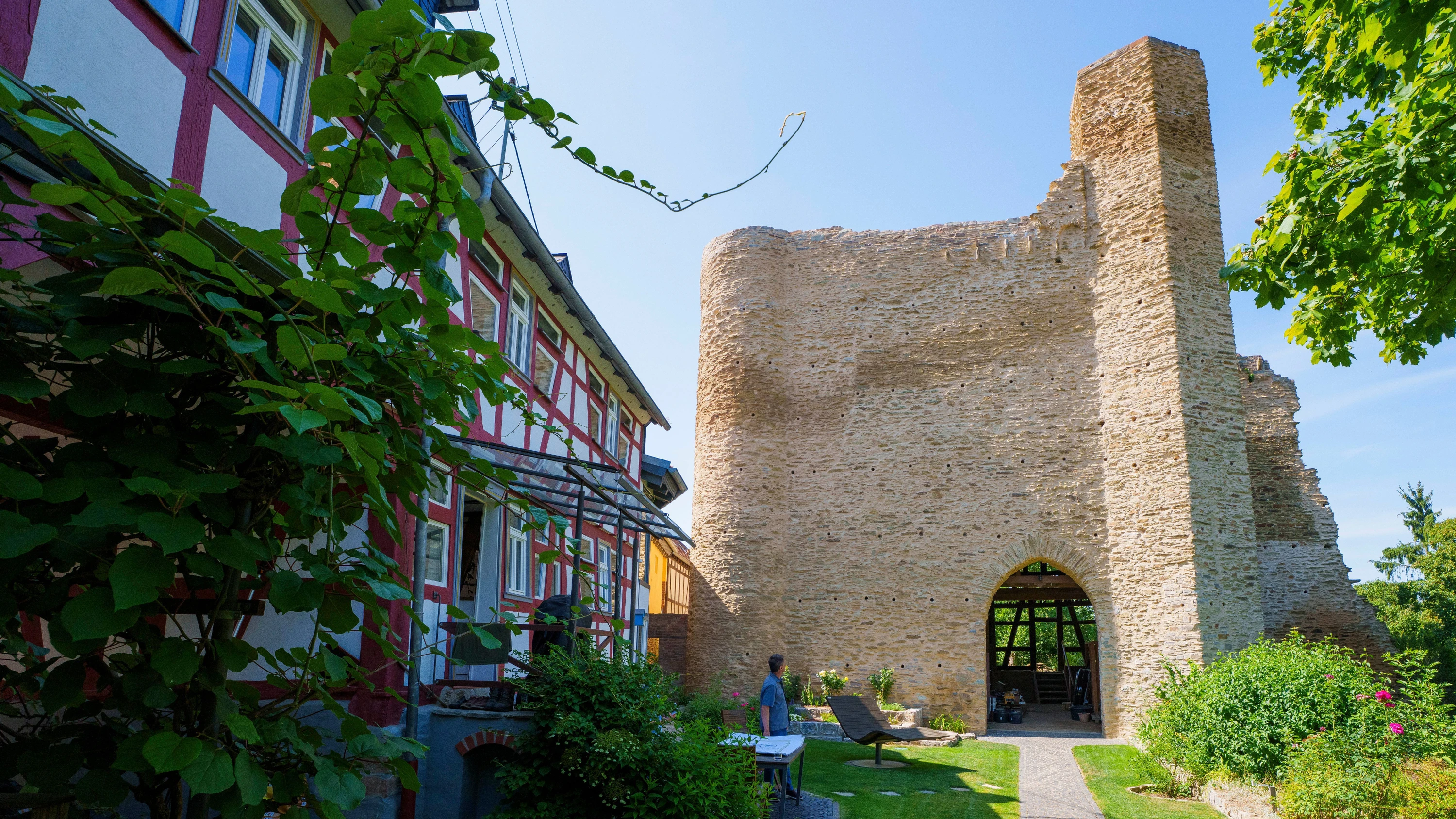 Wahrzeichen im Garten: Die Ruine der Burg Wallrabenstein steht auf dem Privatgrundstück eines Wohnhauses. - dpa