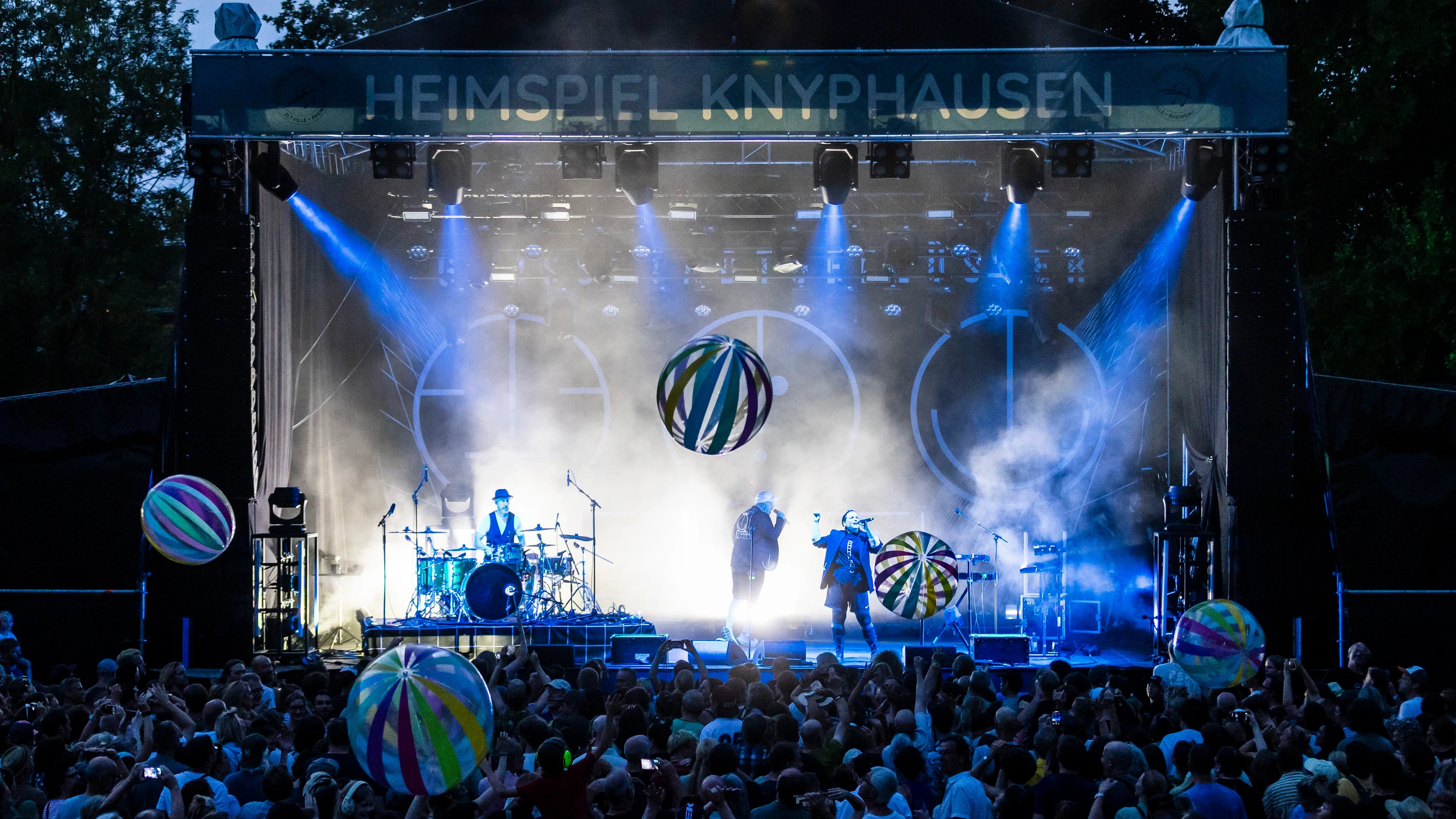 Im Bällebad: Die Berliner Band Großstadtgeflüster spielt beim Festival Heimspiel Knyphausen in Eltville. - Samira Schulz