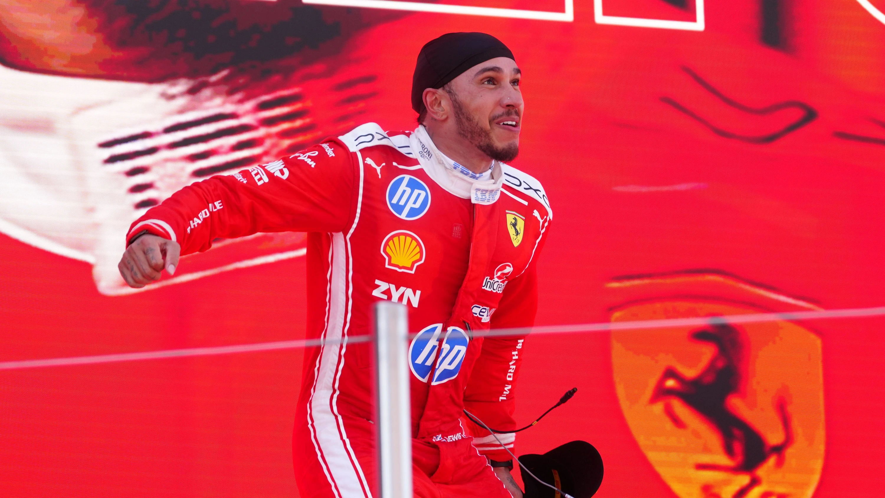 „Glücklich und am richtigen Platz“: Lewis Hamilton nach seinem ersten Formel-1-Sieg in einem Ferrari. - dpa