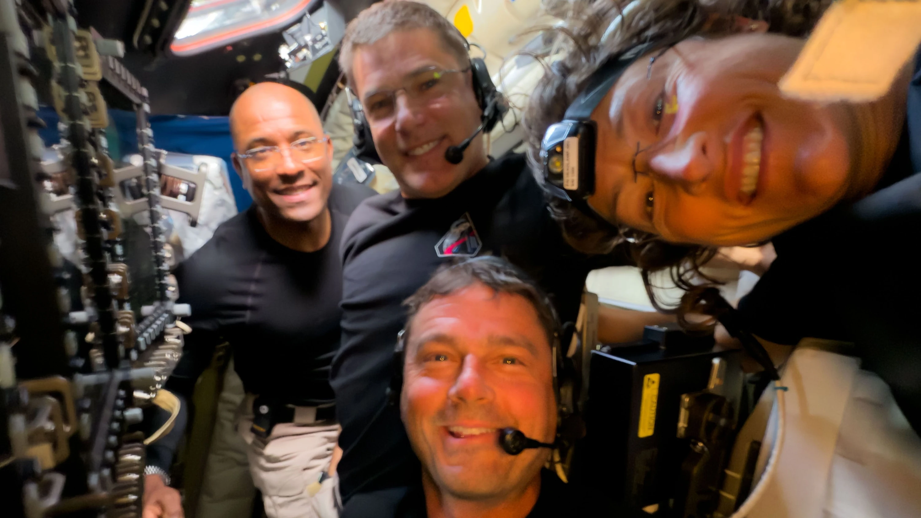 Artemis II telefoniert mit ISS: „Es ist toll, gleichzeitig mit euch im All zu sein!“