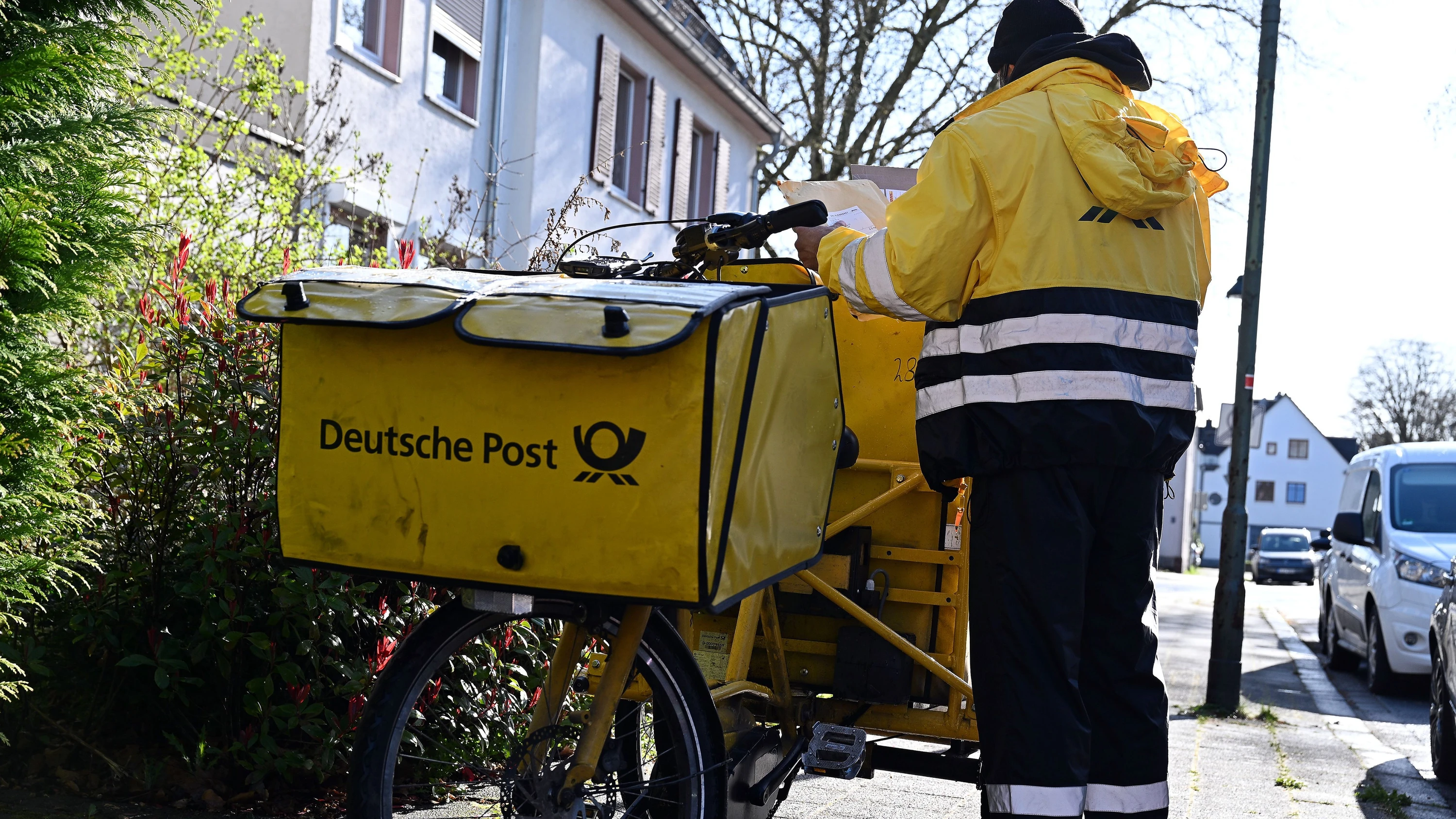Bild: Neue Struktur: Warum der Post-Konzern nur noch DHL heißt