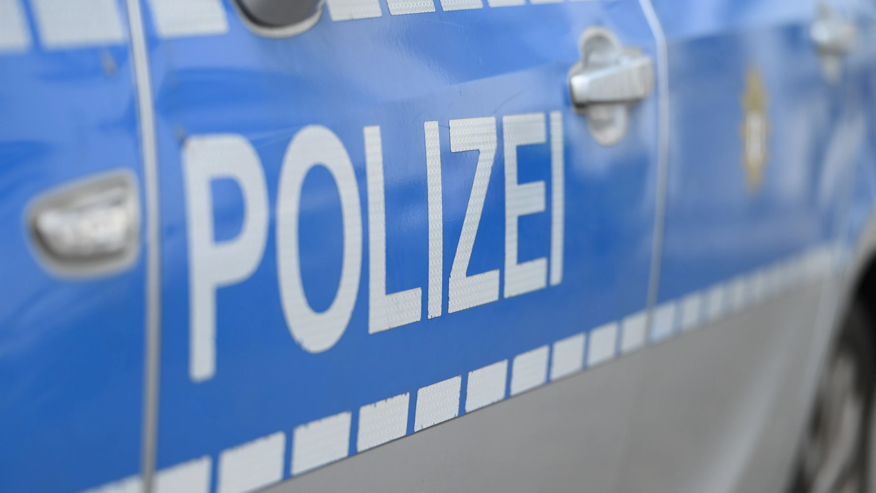 Eingangstür zerstört: Wieder Explosion vor Wohnhaus in Frankfurt