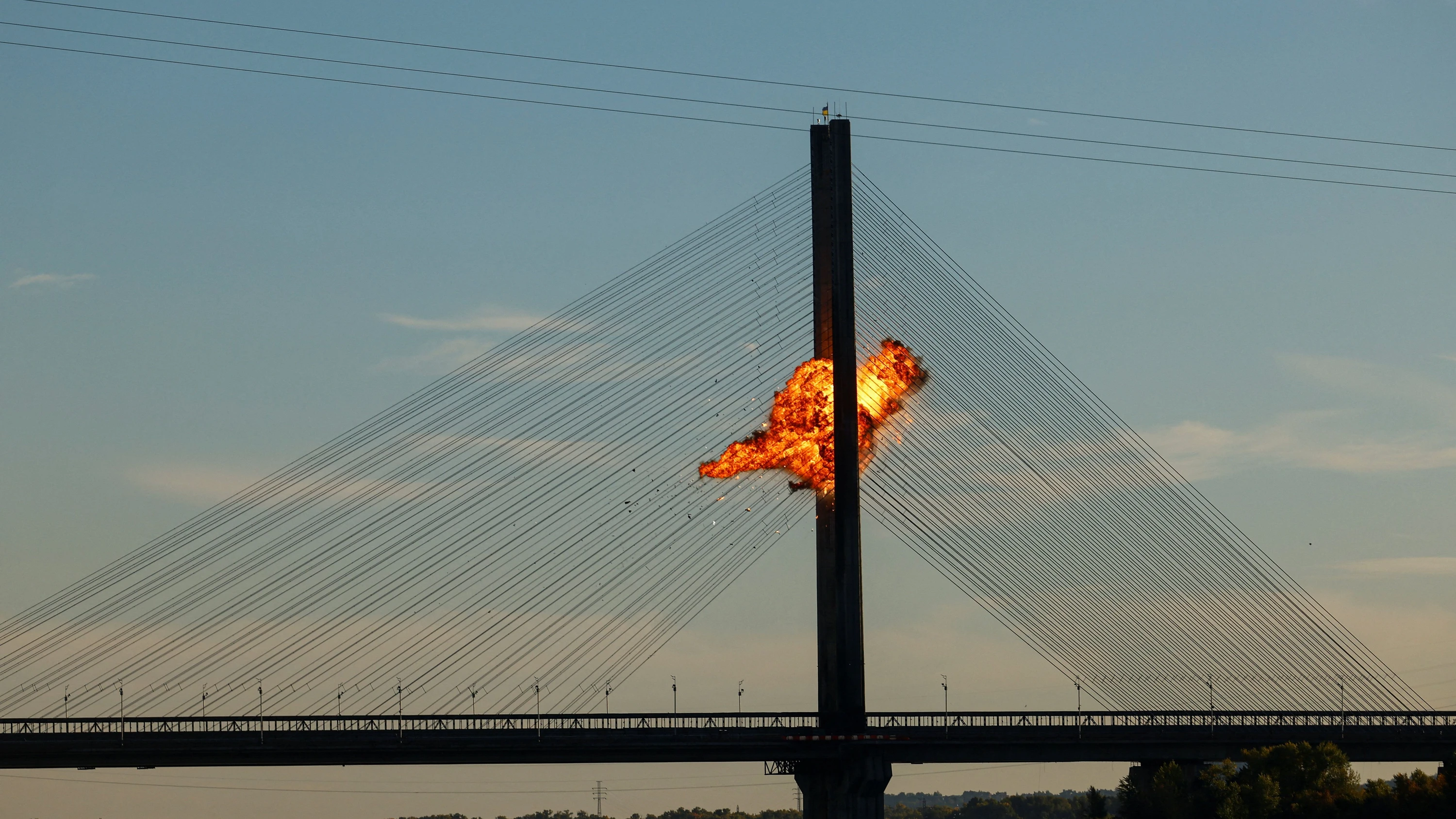 Liveblog Ukrainekrieg: Russland greift auch zweite Dnipro-Brücke in Kiew an