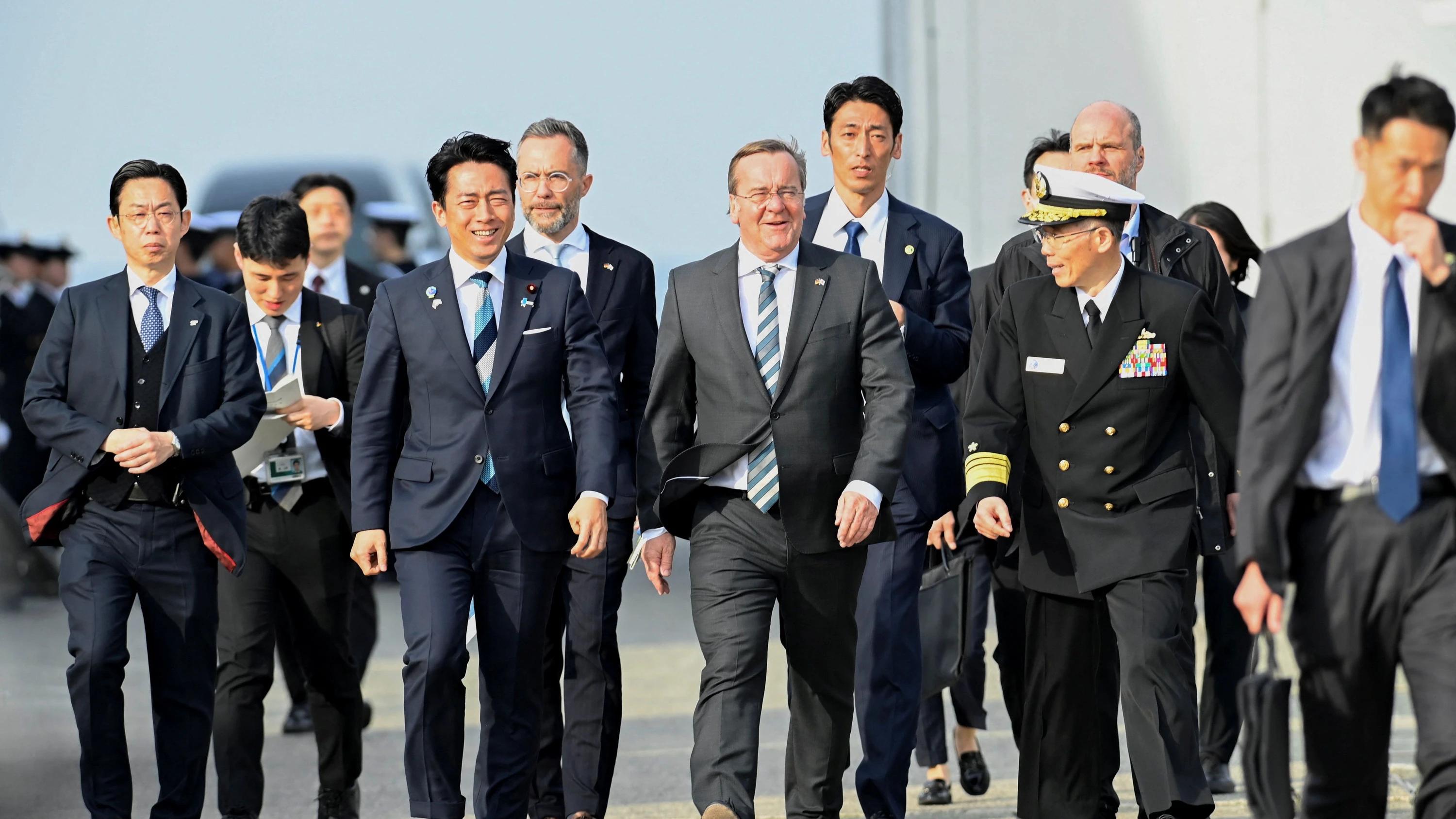 Asienreise von Pistorius: Deutsche Konzerne wollen von Japans Aufrüstung profitieren