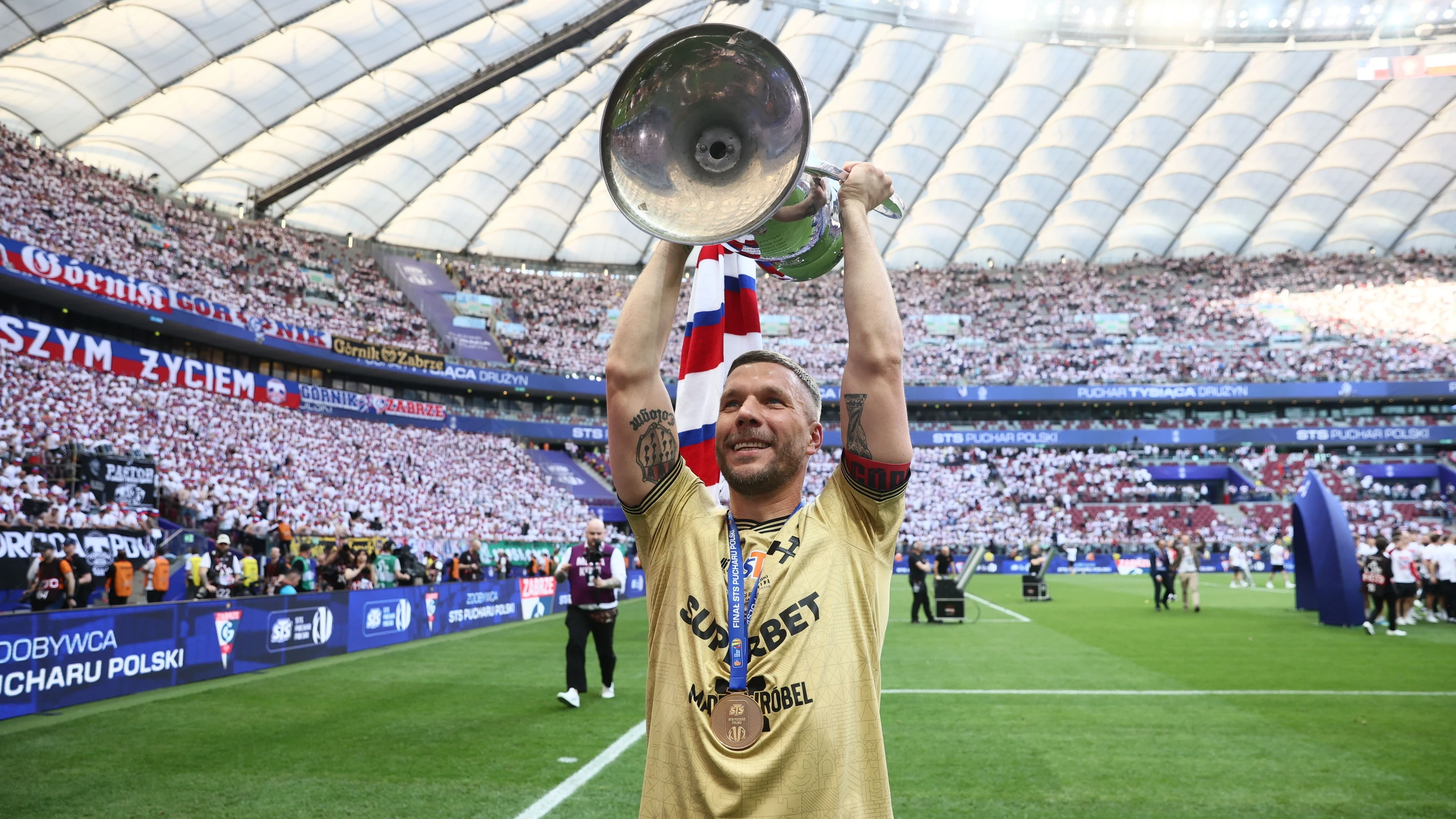 Bild: Polnischer Fußballklub: Podolski will seinen Arbeitgeber Gornik Zabrze kaufen